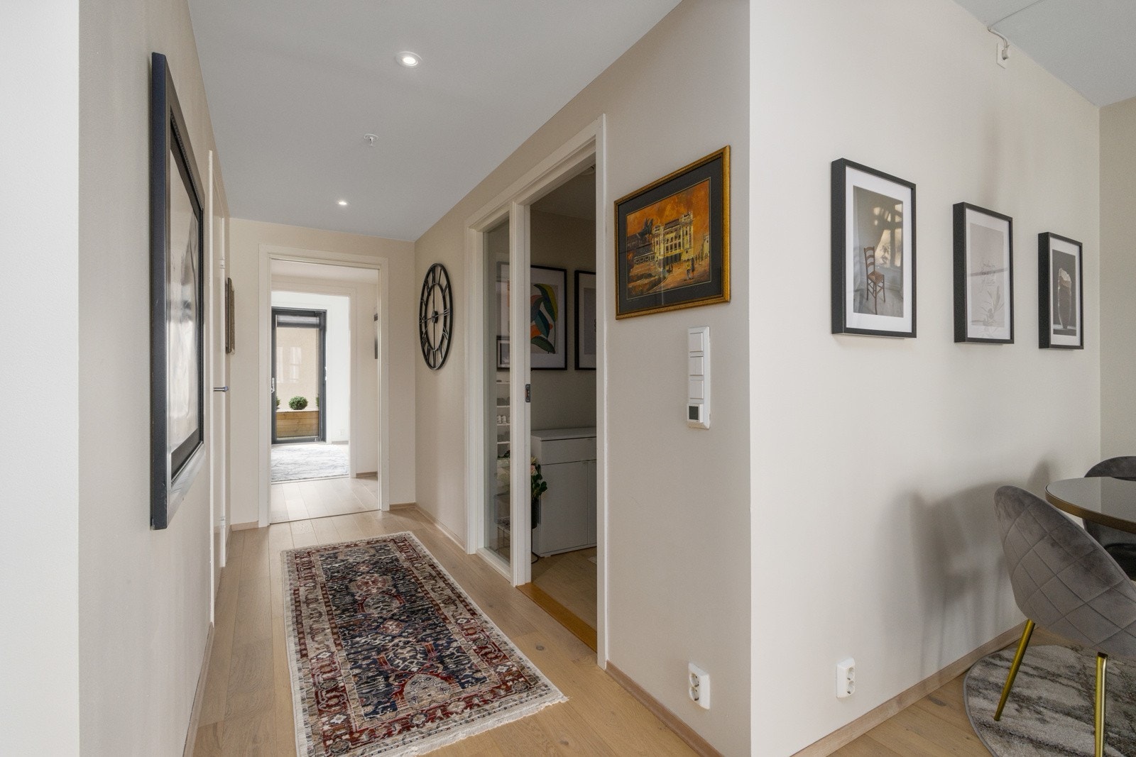 Gang med downlightsbelysning. Galleribilde