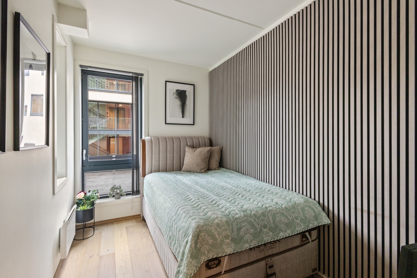 Gjesterommet er av fin størrelse med plass til seng og tilhørende nattbord. Galleribilde