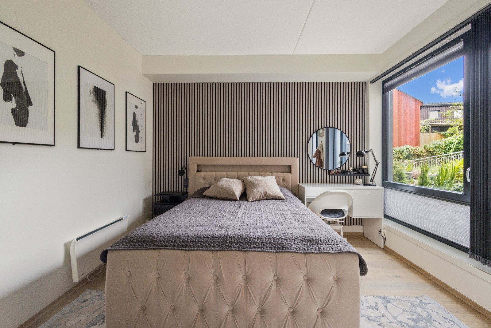 Soverommet er av god størrelse med plass til dobbeltseng og tilhørende nattbord. Komplettert med spilevegg. Galleribilde