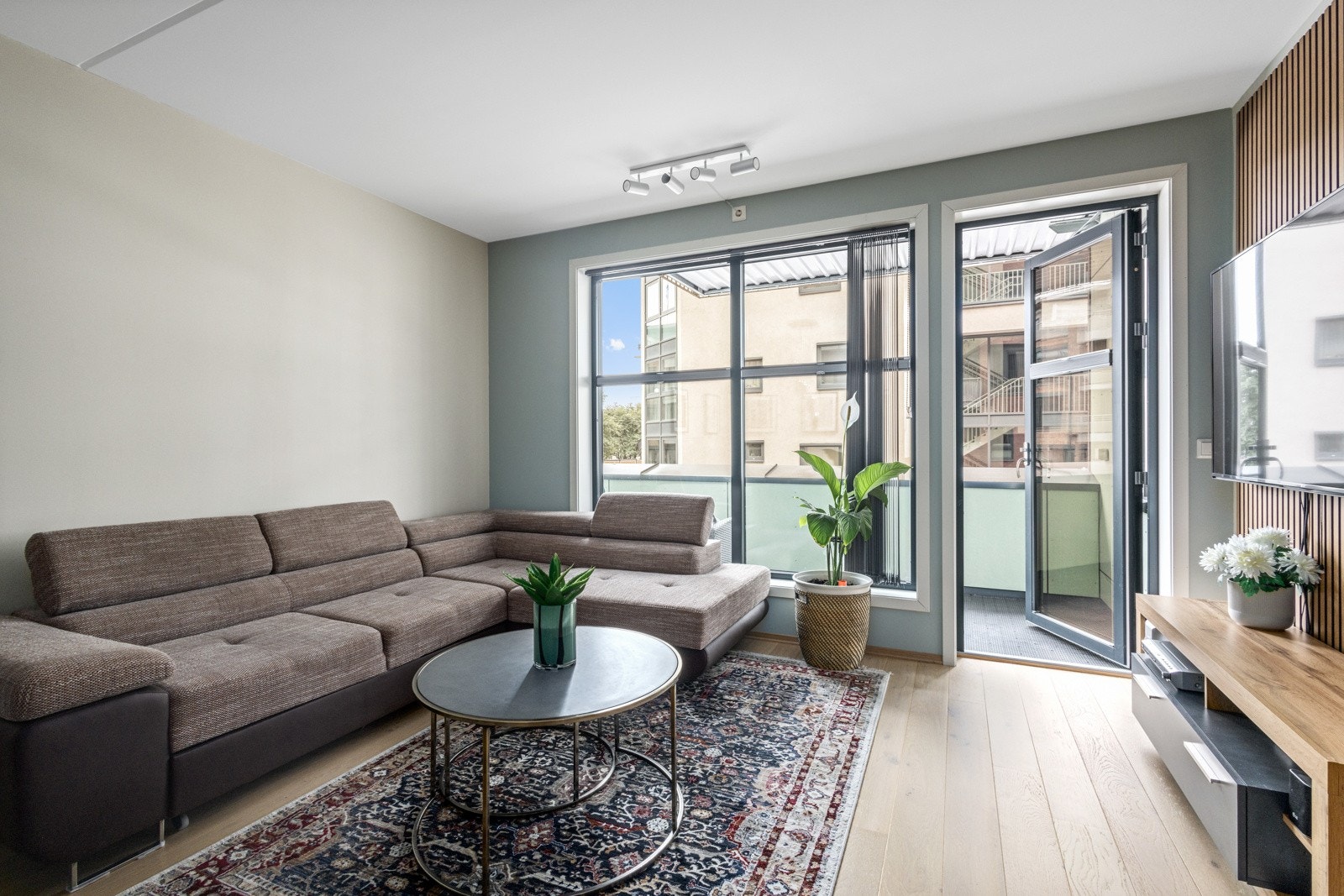 Stuen er lys og luftig med utgang til sydvestvendt balkong. Galleribilde