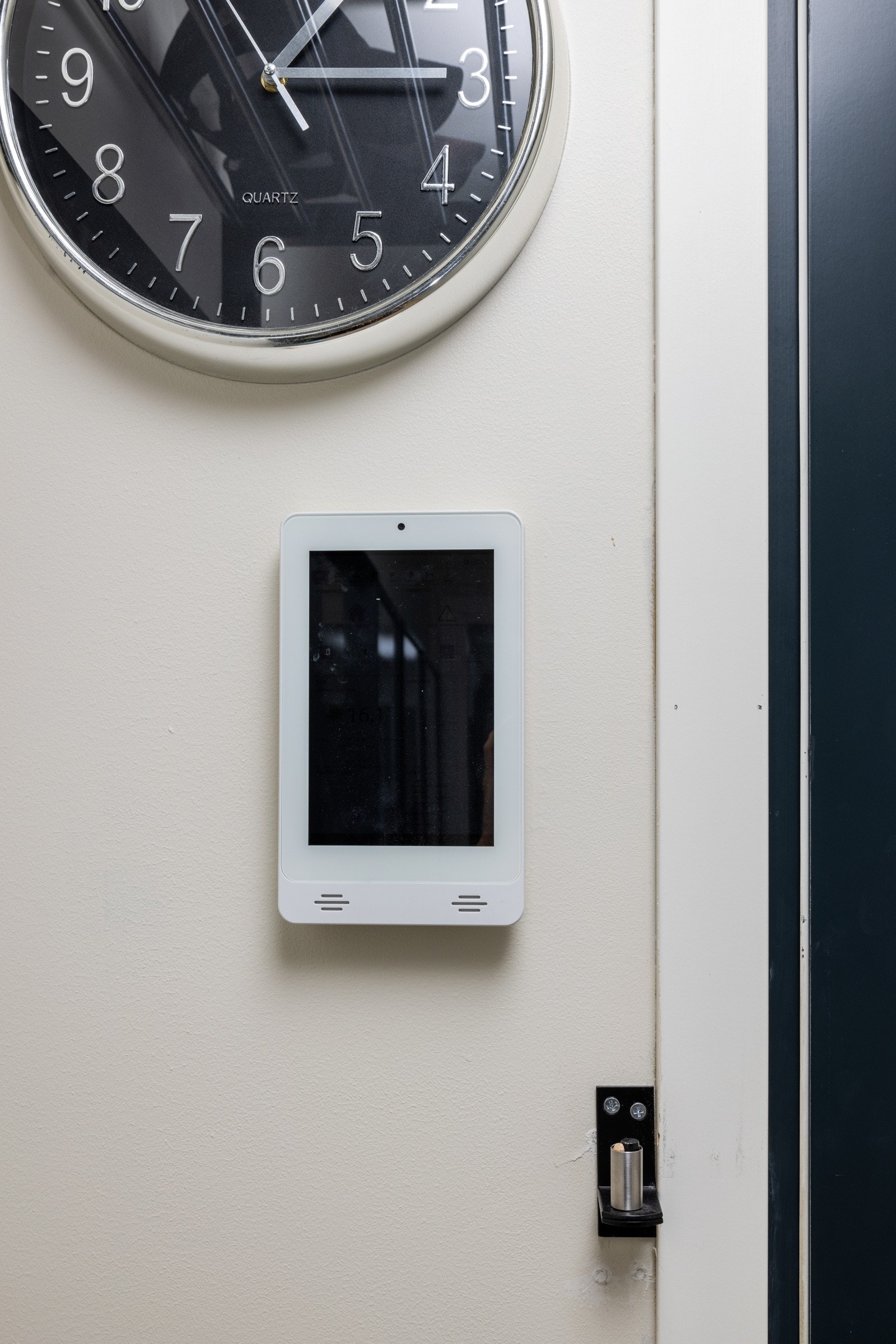 Sensio-smartstyring hvor du kan styre belysning og varme i leiligheten. Galleribilde