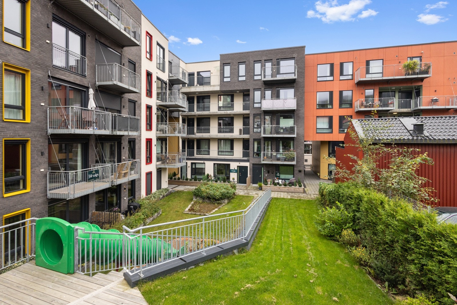 Atriet er frodig og byr på lekemuligheter for de minste. Galleribilde