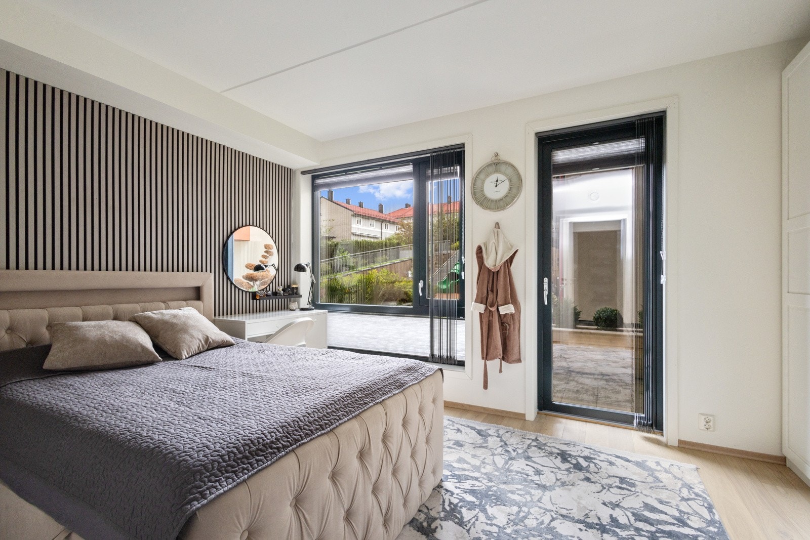 Romslig hovedsoverom med utgang til terrasse. Galleribilde