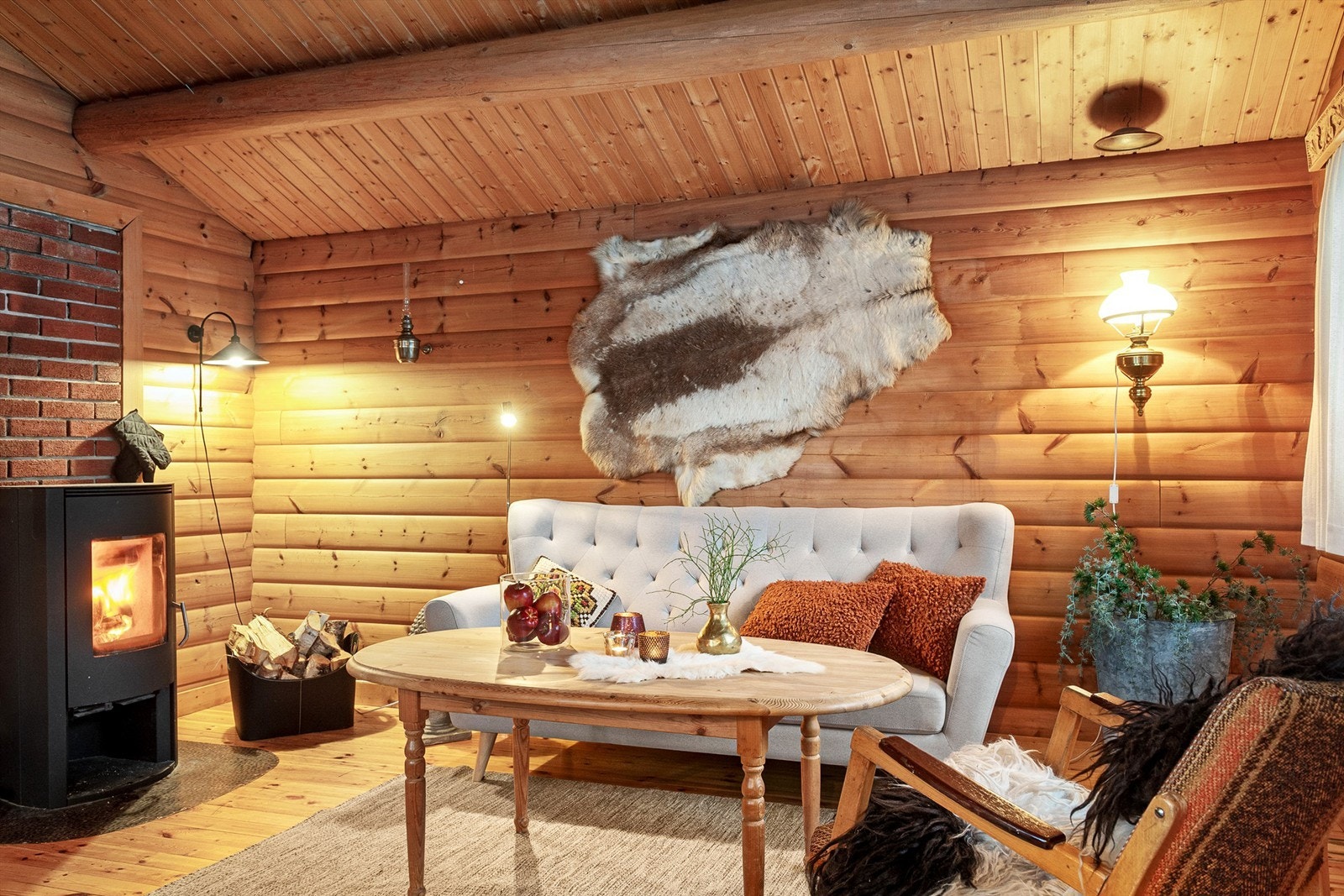 Det er peisovn med glassdør i stuen som gir en lun og hyggelig atmosfære Galleribilde