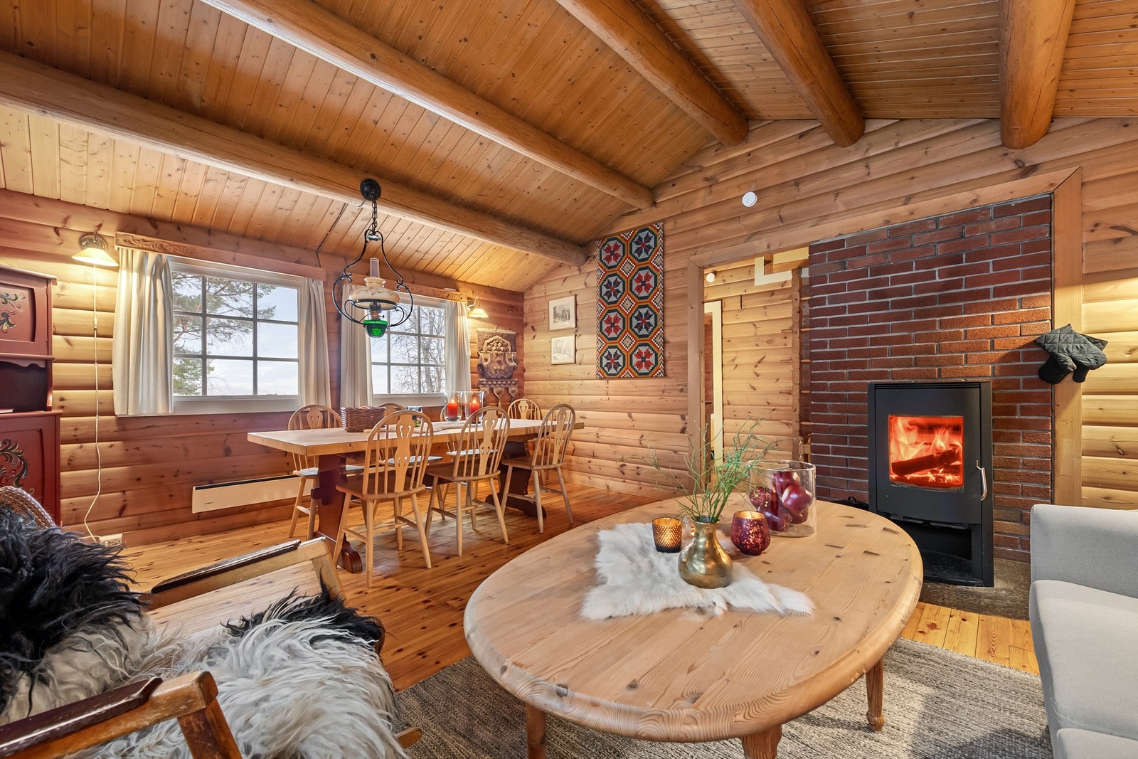 Romslig stue med plass til både sofagruppe og spisestue Galleribilde