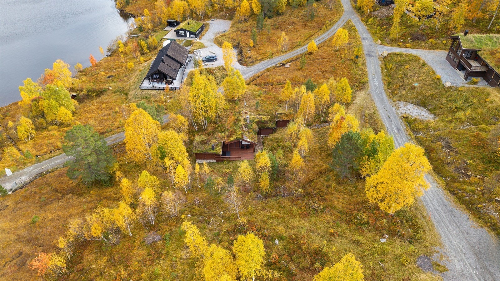 Dronebilde av hytten og nærområdet tatt fra fugleperspektiv Galleribilde