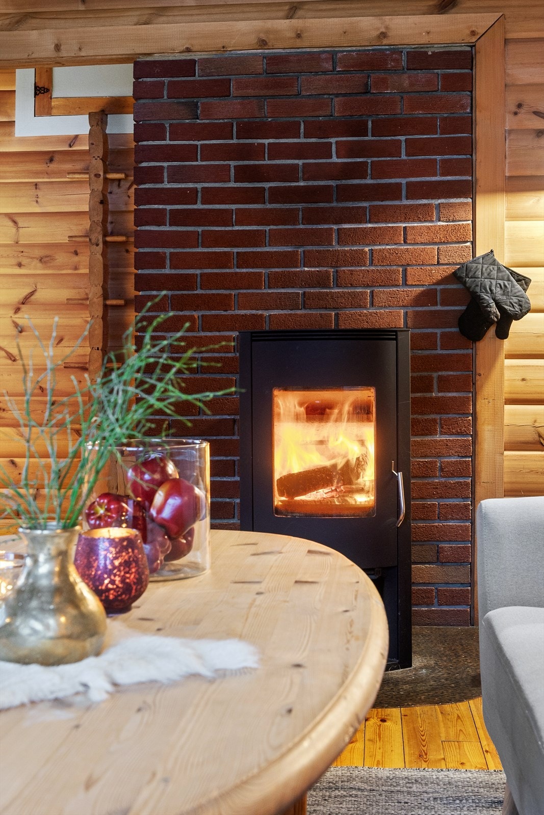 Peisovn med glassdør i stuen som gir en lun og hyggelig atmosfære Galleribilde