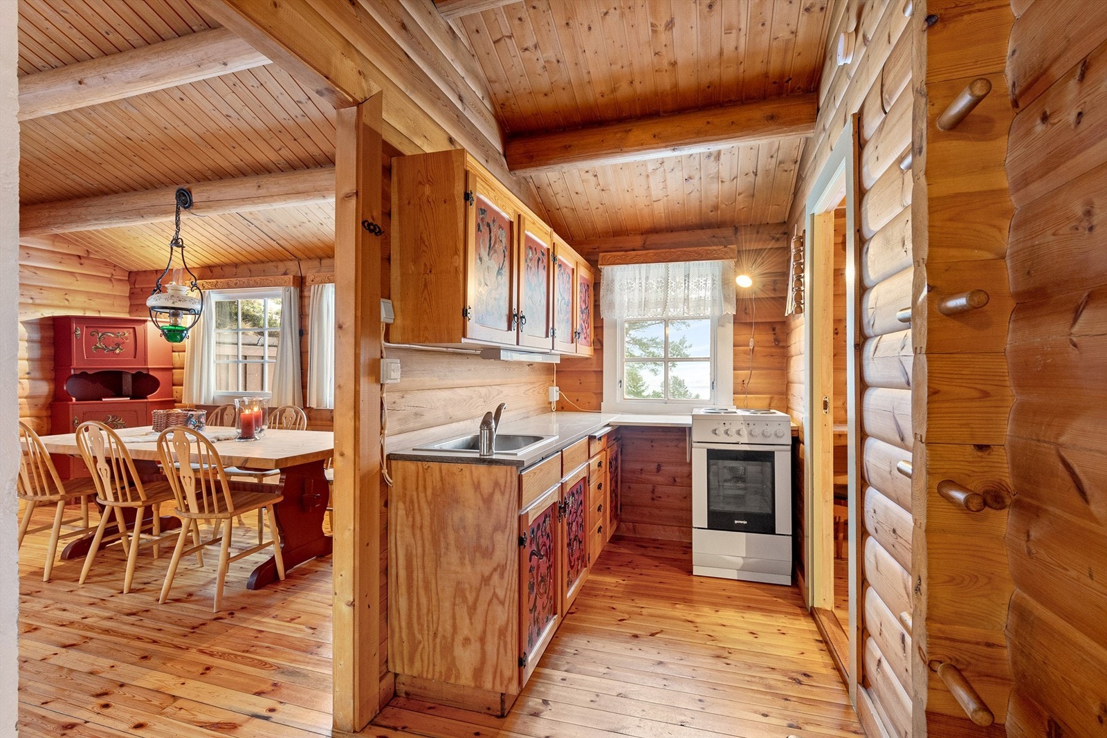 Kjøkkeninnrending i furu med profilerte/malte fronter Galleribilde