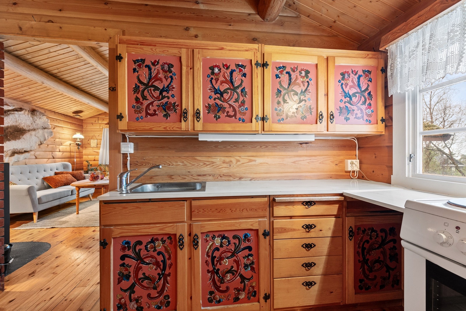 Kjkkeninnredning med benkeplate av laminat. Frittstående vitevarer Galleribilde