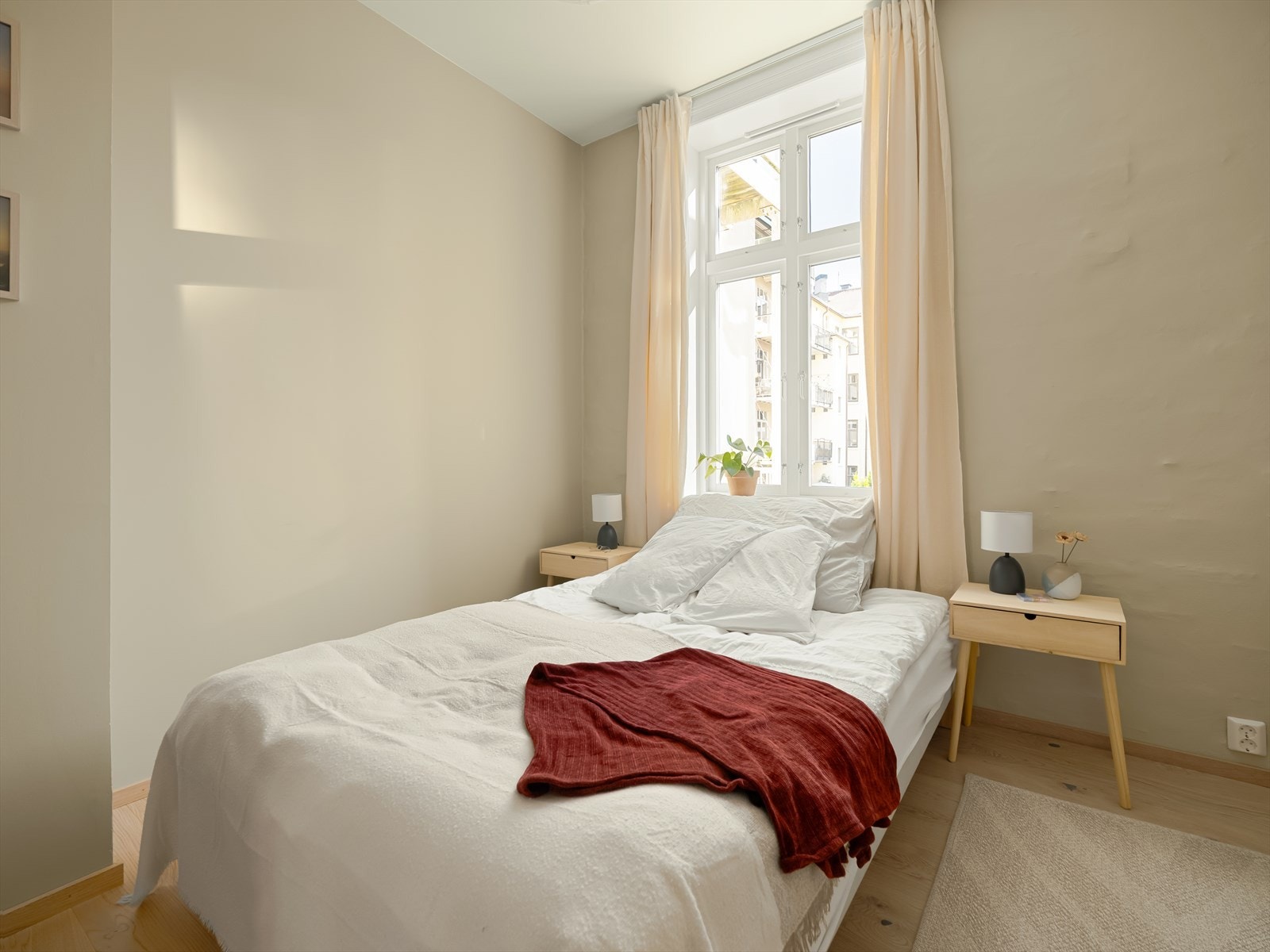 Rikelig lysinnslipp fra det store vinduet skaper en lys og luftig atmosfære. Galleribilde