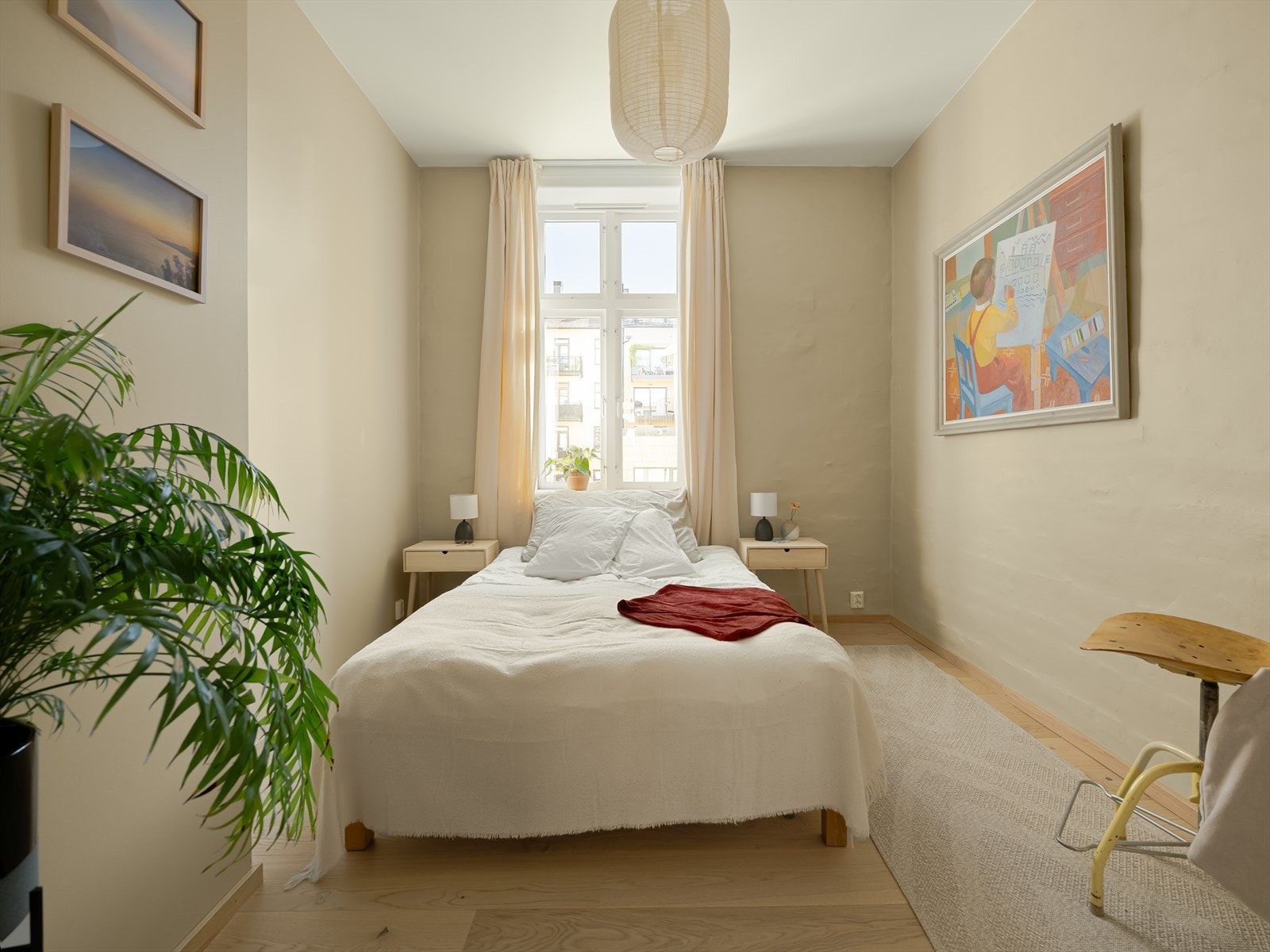 Soverom 1 er av god størrelse, med god plass til seng med tilhørende nattbord og garderobeskap. Galleribilde