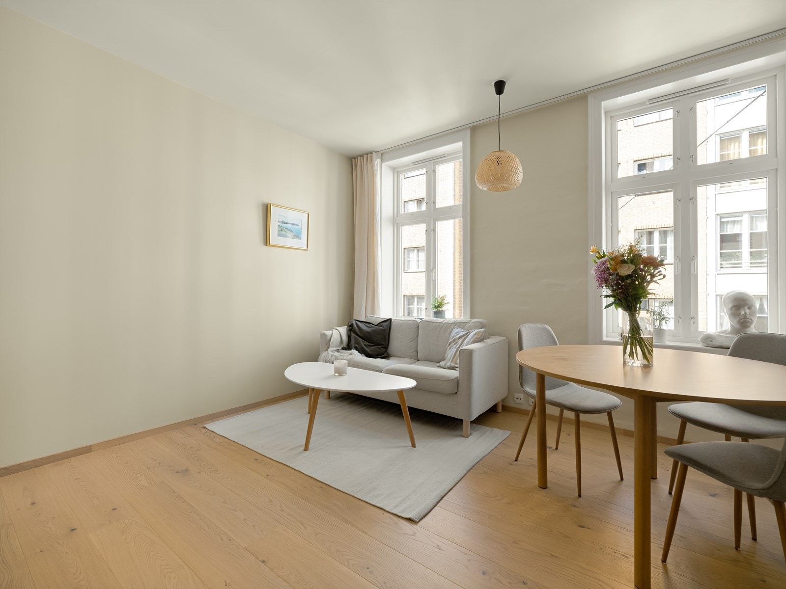 Lys og romslig stue som fint kan møbleres i ulike soner. Galleribilde