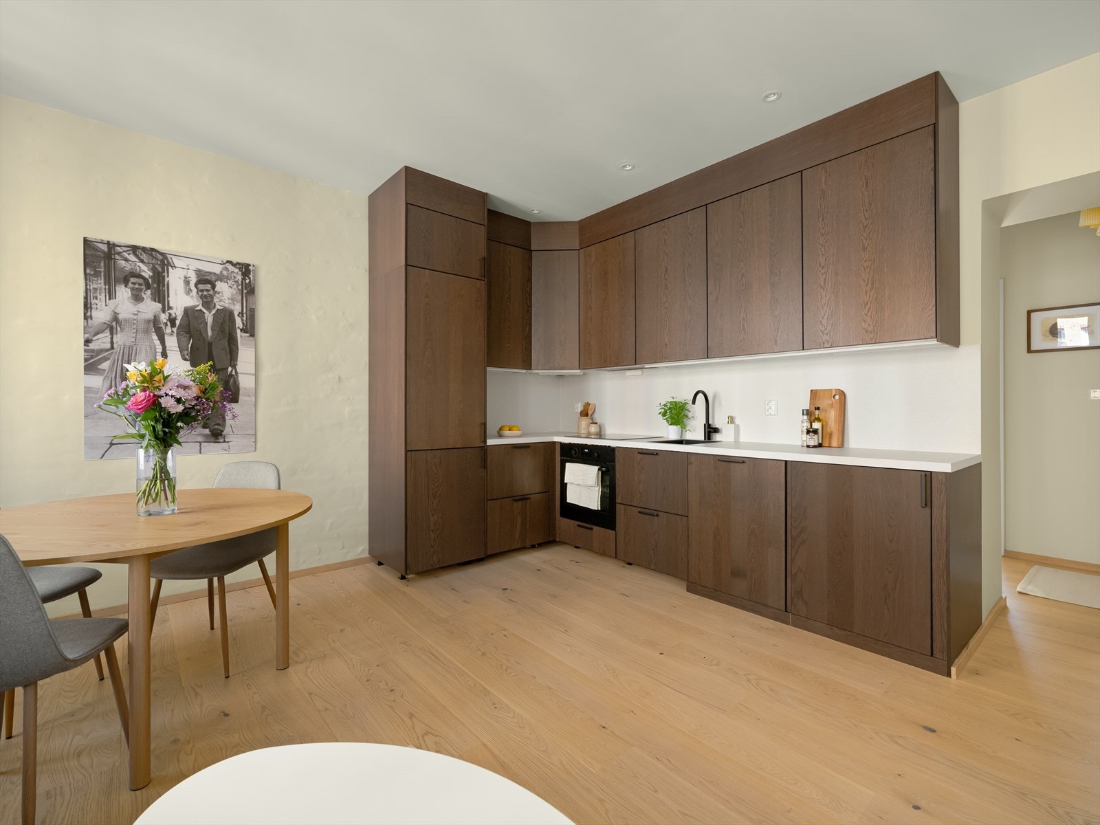 Strøkent IKEA-kjøkken fra 2025. Godt med skap- og benkeplass. Galleribilde