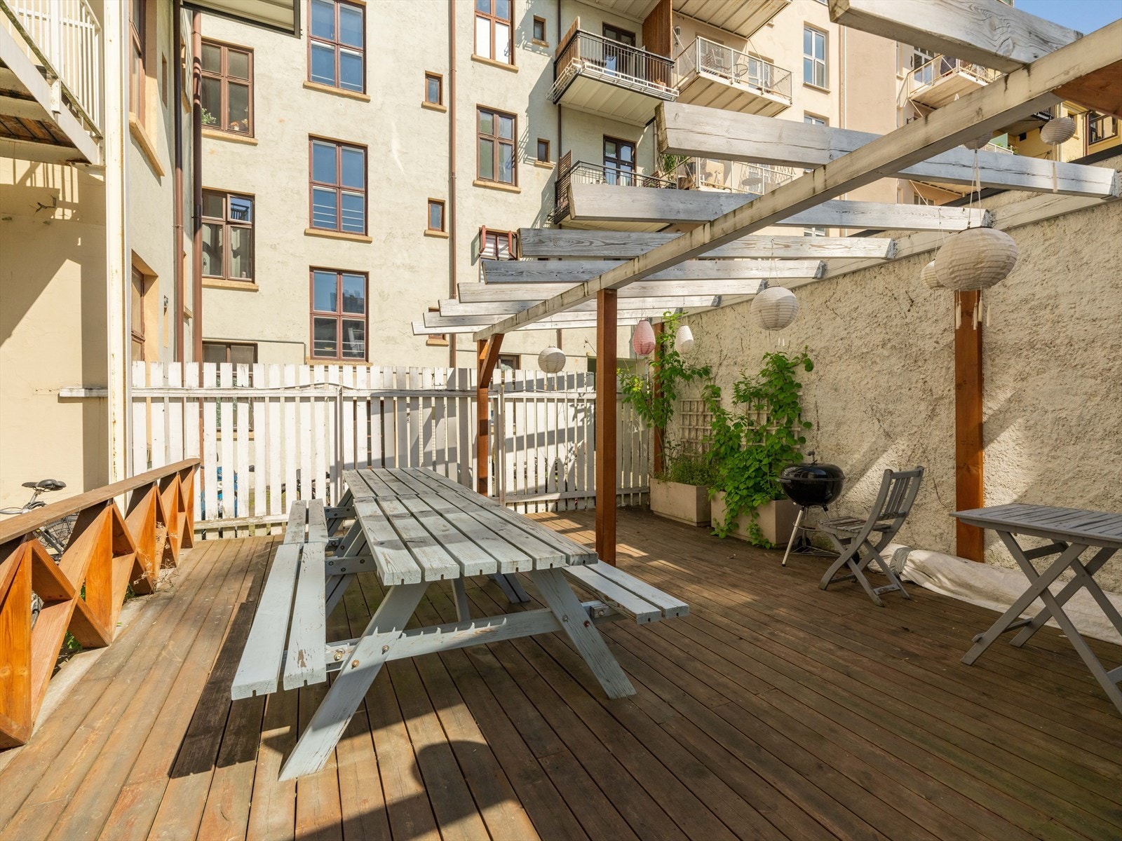 Borettslaget har flotte fellesarealer som bl.a. denne koselige terrassen. Bakgården er rolig og godt skjermet fra Grünerløkkas pulserende liv. Galleribilde