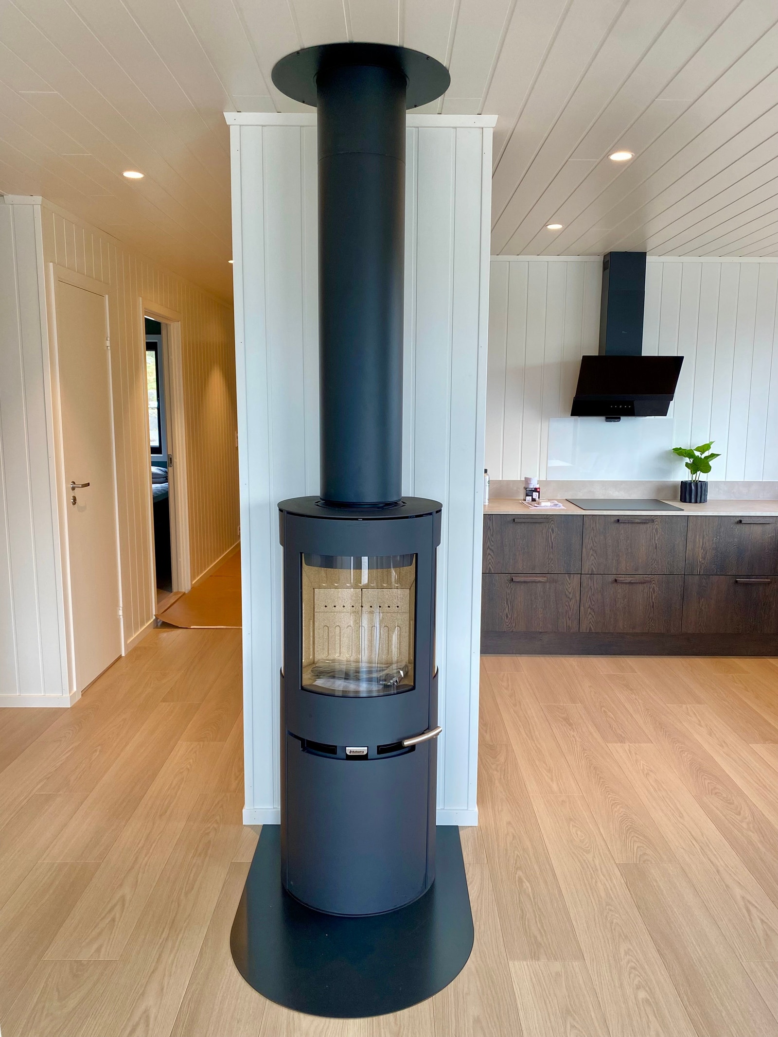 Hytta leveres med varmepumpe som kan styres via app.
Vedovn og stål pipe kan også monteres mot et tillegg i pris. Galleribilde
