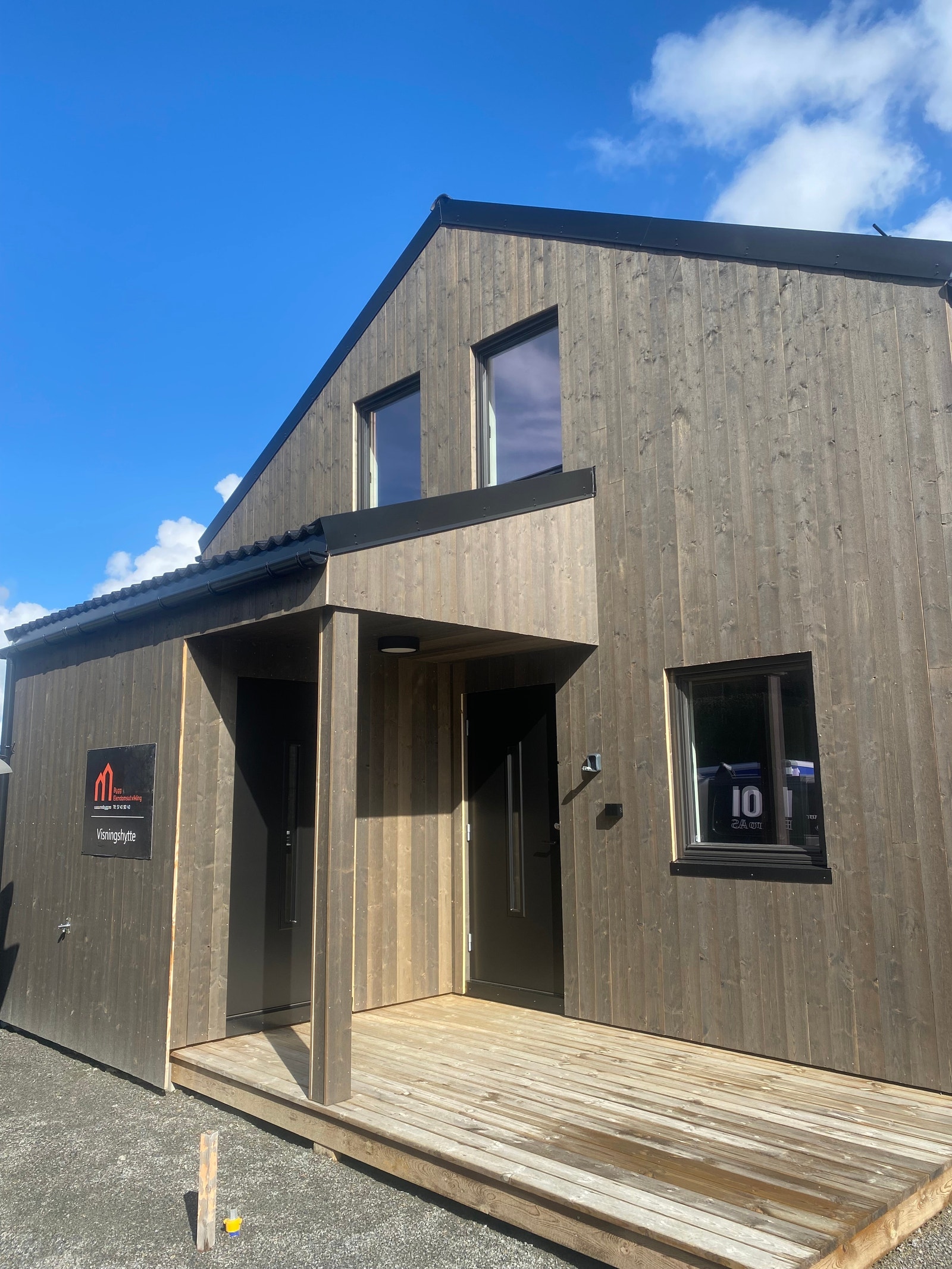 Praktisk overbygget inngangsparti og god utvendig bod. Galleribilde