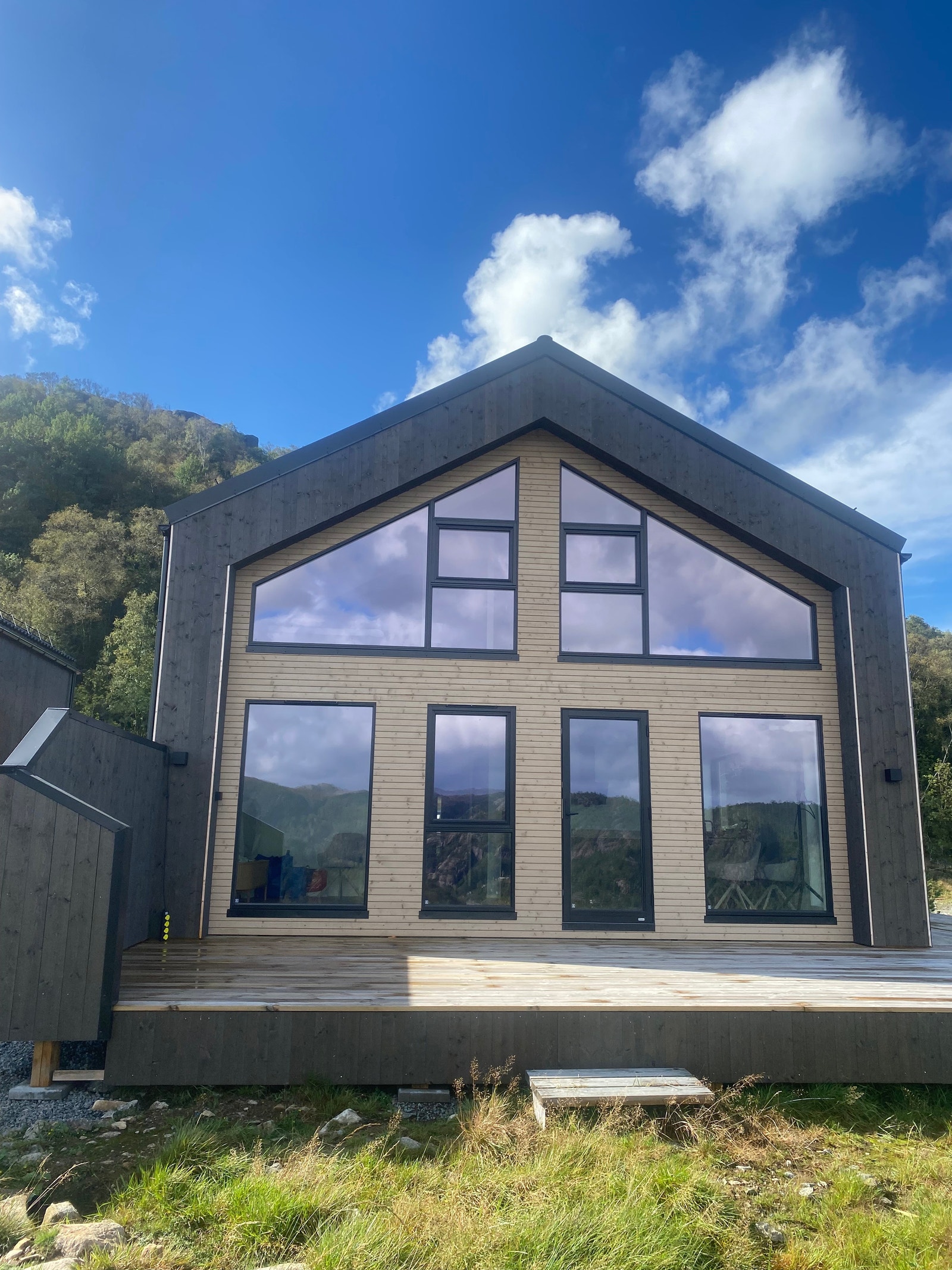 6 like frittliggende hytter på rekke. Alle med panorama utsikt over fjorden. Galleribilde