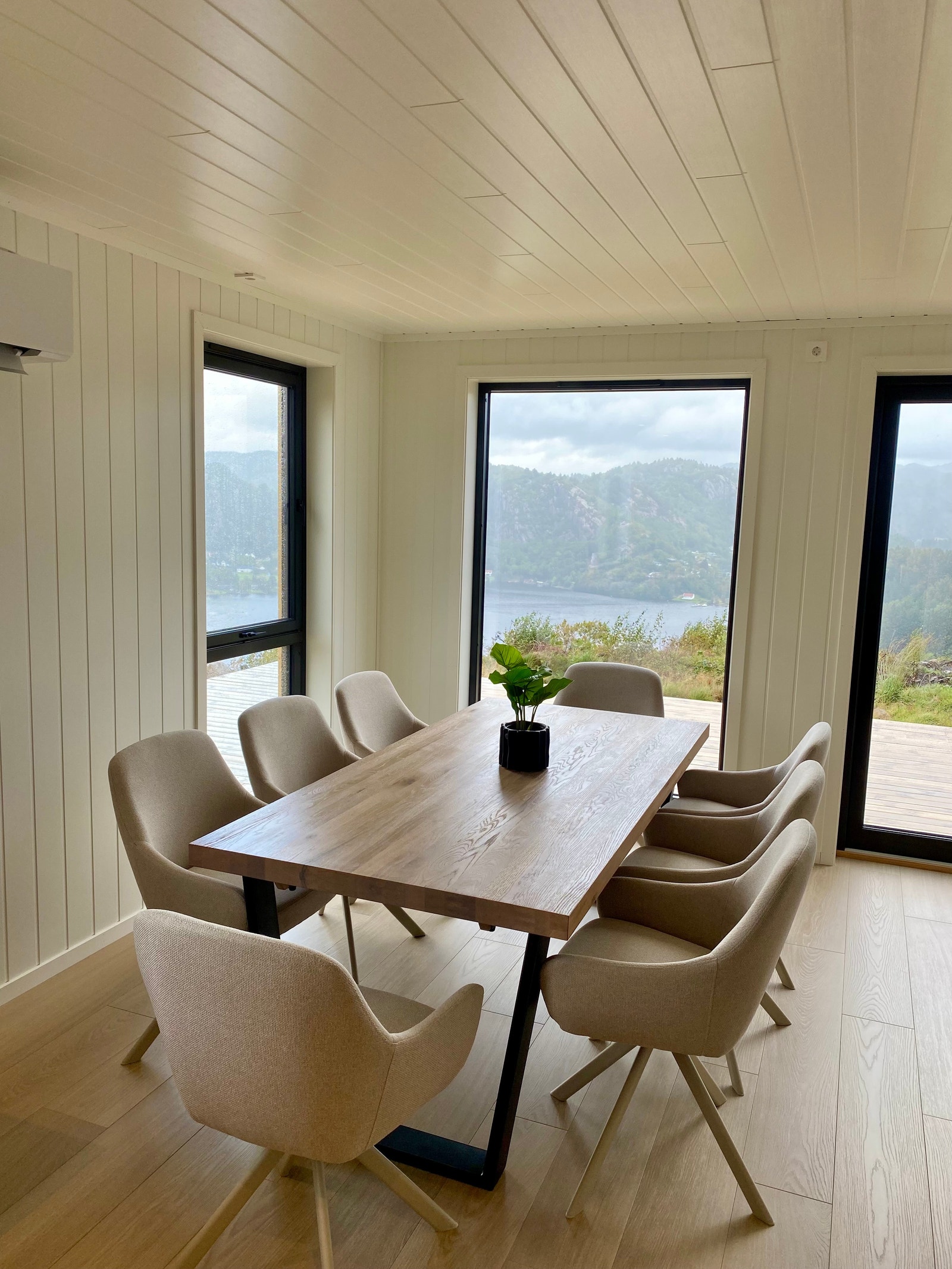 Romslig stue og spisestue med god plass til stort spisebord.
Tenk å samle gjengen her til godt måltid og med denne utsikten. Galleribilde