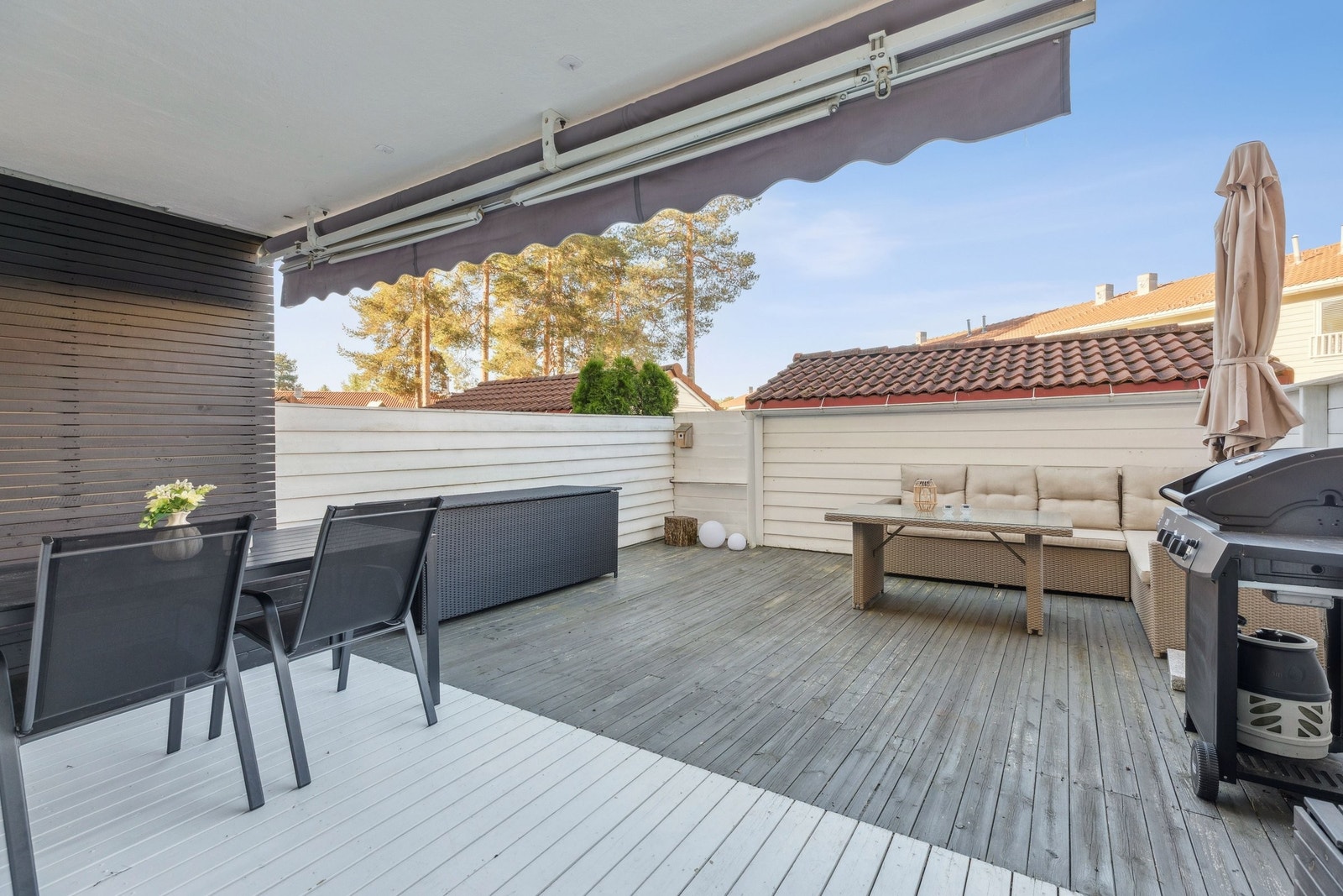 Stor, vestvendt terrasse på hele 30 kvm med sol fra tidlig ettermiddag til sen kveld. Perfekt for grilling, avslapning og sosiale sammenkomster Galleribilde