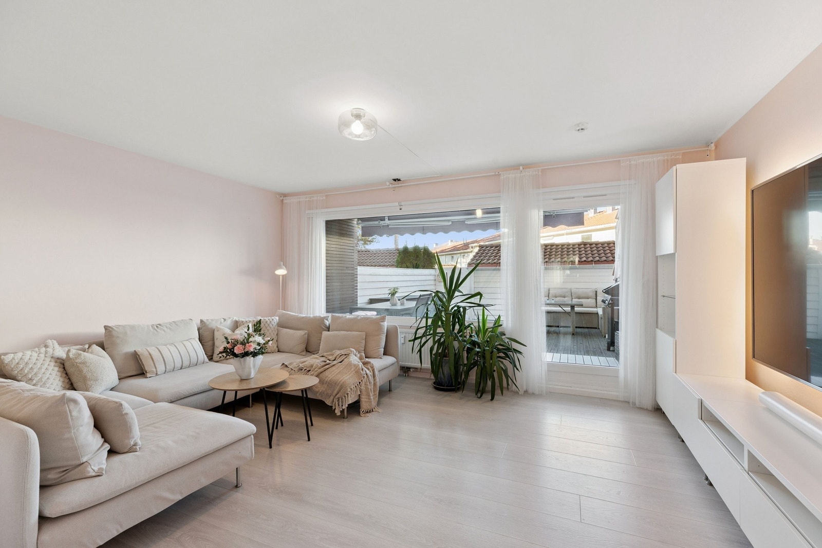 Lys og romslig stue med store vindusflater som slipper inn rikelig med naturlig lys. Her er det god plass til både sofagruppe og spisebord, og utgang til den store terrassen. En åpen og innbydende atmosfære preger rommet. Galleribilde