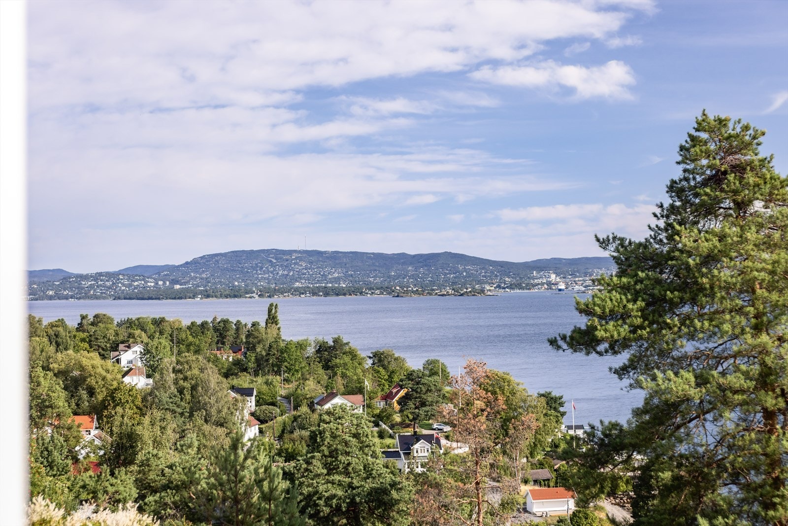 Utsikten taler for seg selv. Her bor man skjermet til i rolige omgivelser og man kan nyte lyden av måker og bølgeskvulp. Galleribilde