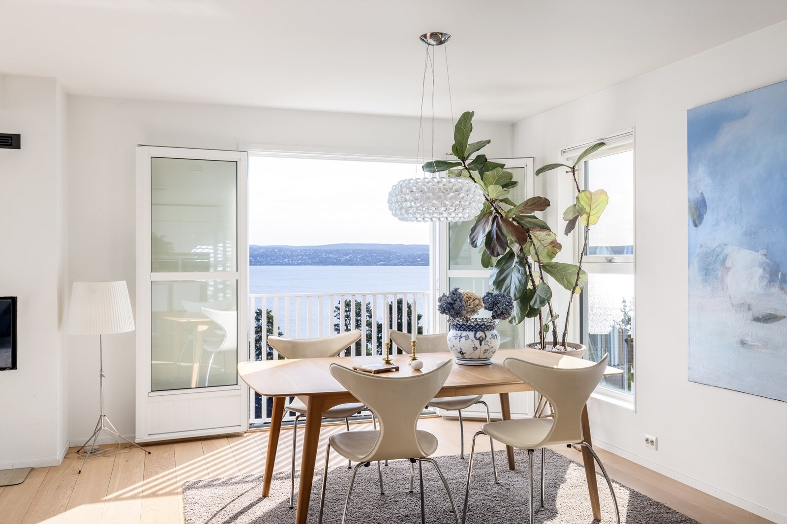 Rett og slett en herlig spiseplass med fransk balkong. Legg merke til de flotte eikegulvene av høy kvalitet. Galleribilde