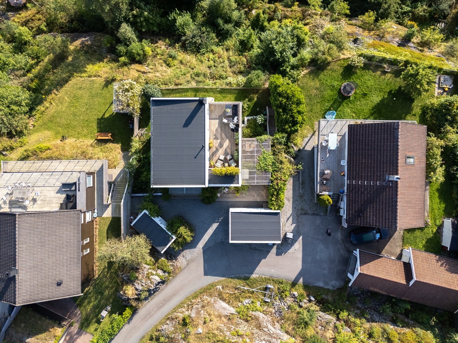 Tomtens beliggenhet er av de absolutt beste i området - helt ytters på kanten av en høyde. Galleribilde