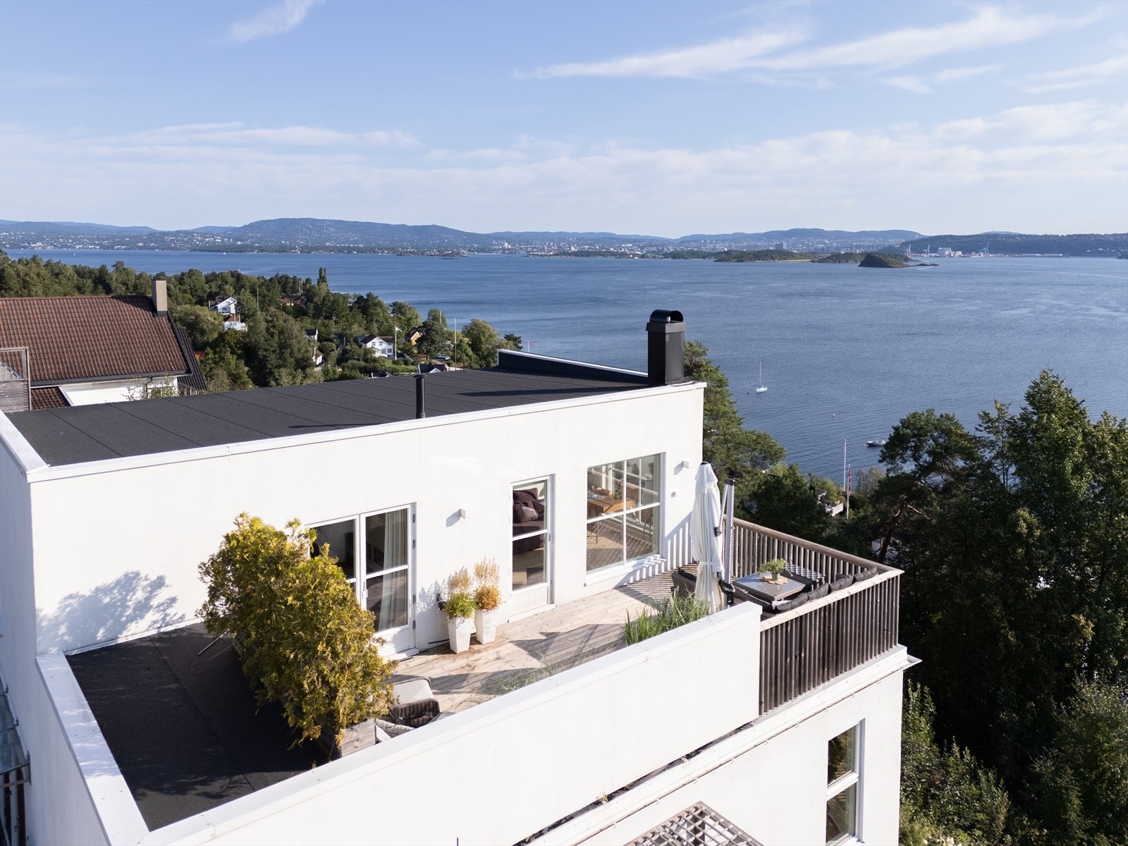 Gangavstand til Helleviktangen med sitt flotte friområde med store gressletter, badestrand og svaberg. Her finner du også Hellviktangen Gård & Kunstkafé som serverer økologisk mat og vin, arrangerer konserter, og utstillinger Galleribilde