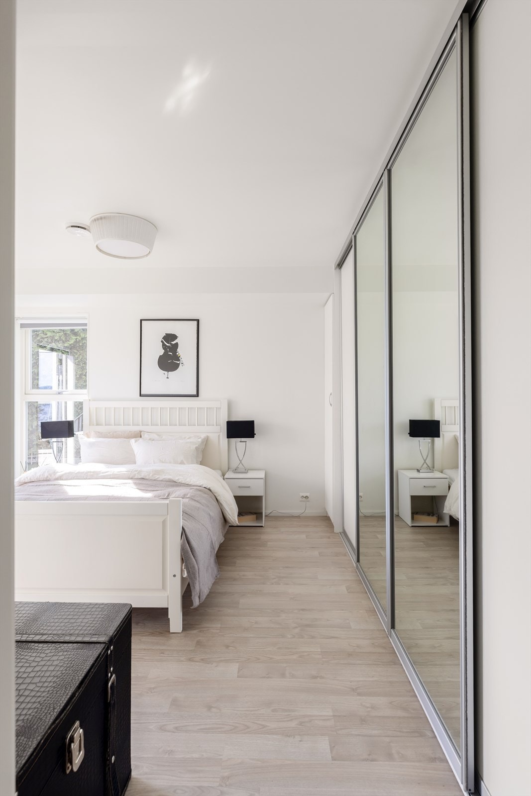 Stor garderobeløsning med skyvedører med speilfronter. Galleribilde