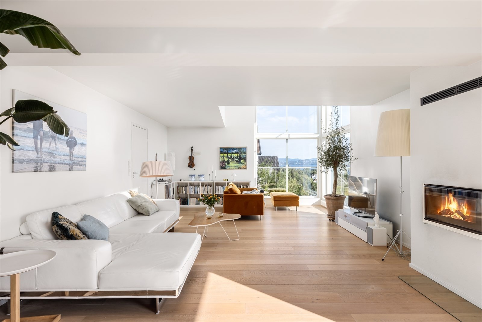 Sone for både dagligstue, TV-stue og spisestue. Moderne peisovn med perfekt plassering midt i stuen. Galleribilde