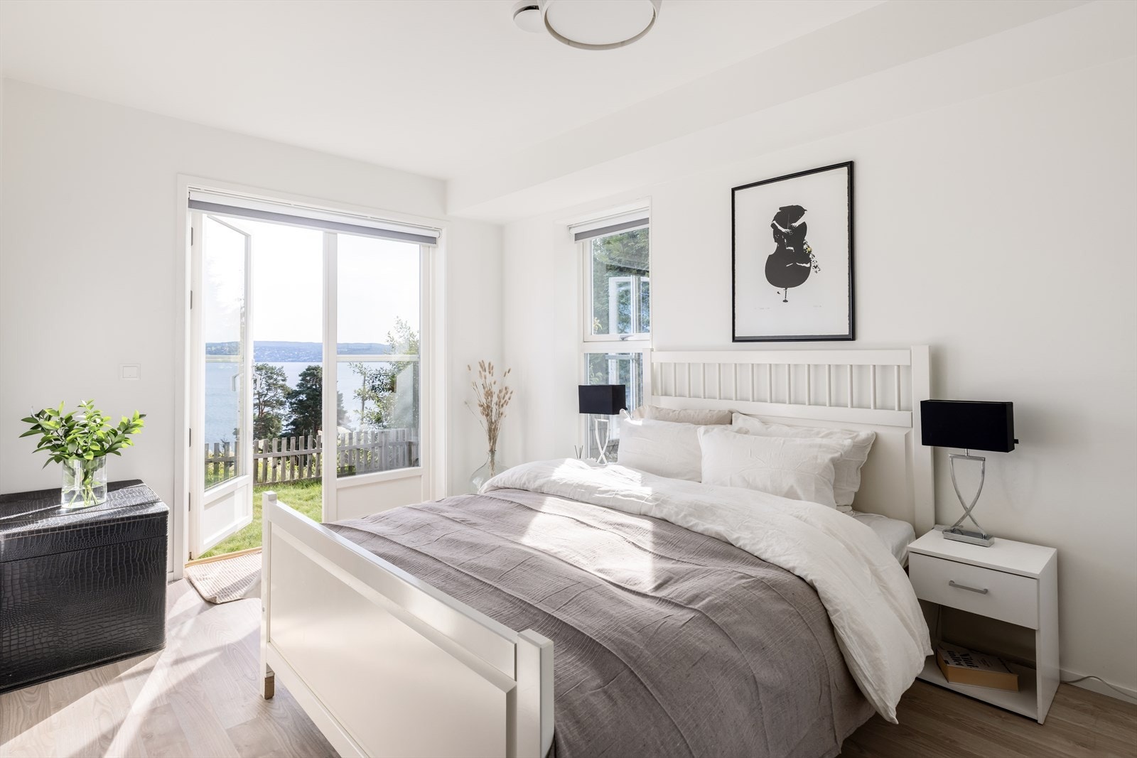 Skikkelig flott hovedsoverom med direkte utgang til hage. Galleribilde