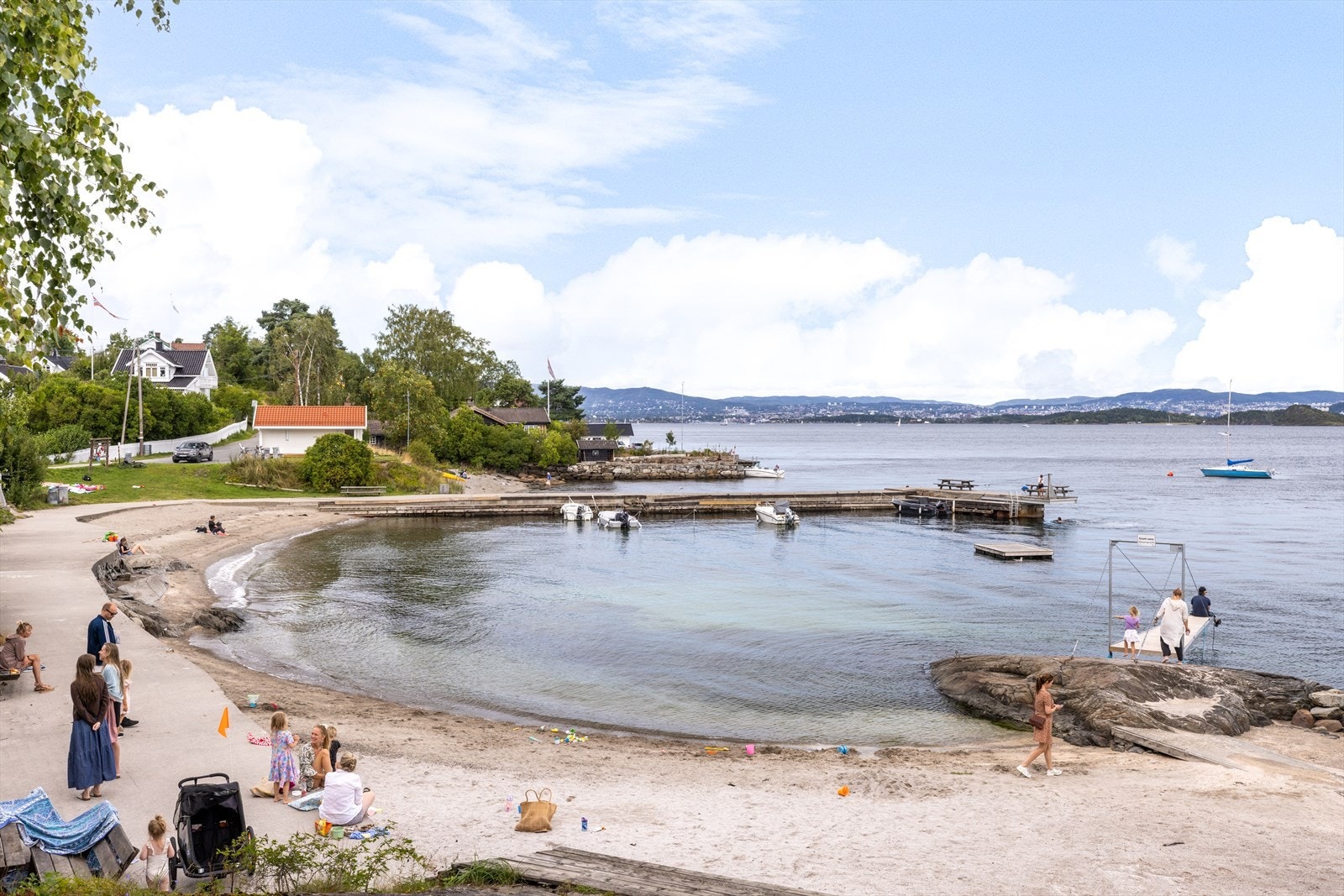 Hellvikstrand ligger rett nedenfor eiendommen og er et yndet sted for bading i sommerhalvåret, men også for tur- og rekreasjon hele året. Galleribilde