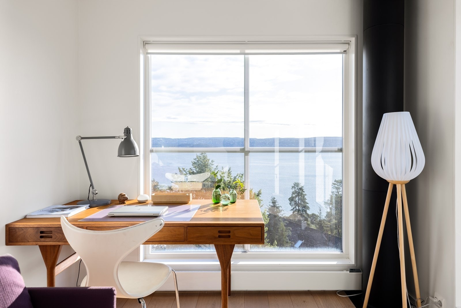 Det er gjennomgående montert solskjerming i vinduer. Galleribilde