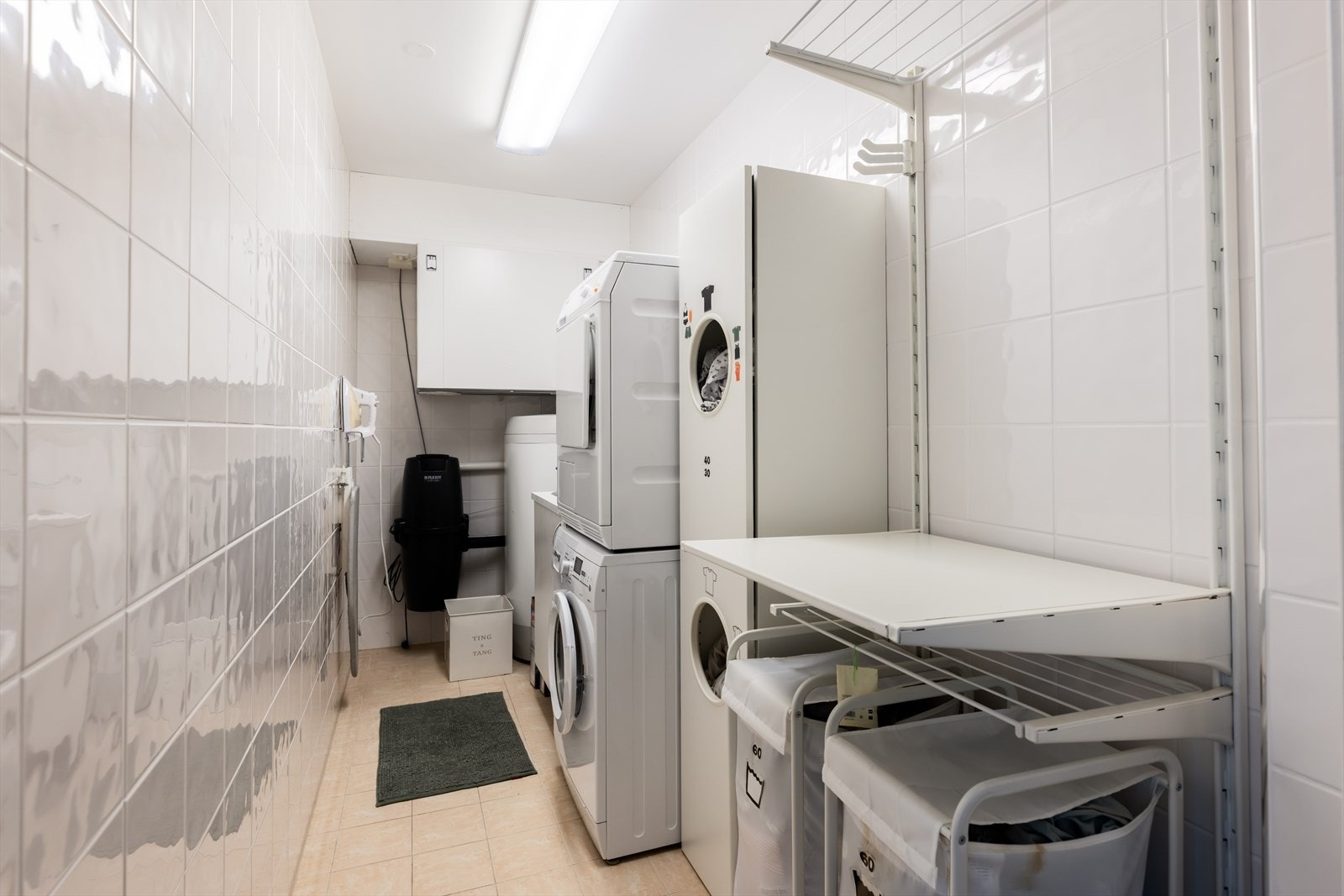 Romslig vaskerom med opplegg for vaskemaskin og tørketrommel. Aggregat for balansert ventilasjon og motor for sentralstøvsuger. Galleribilde