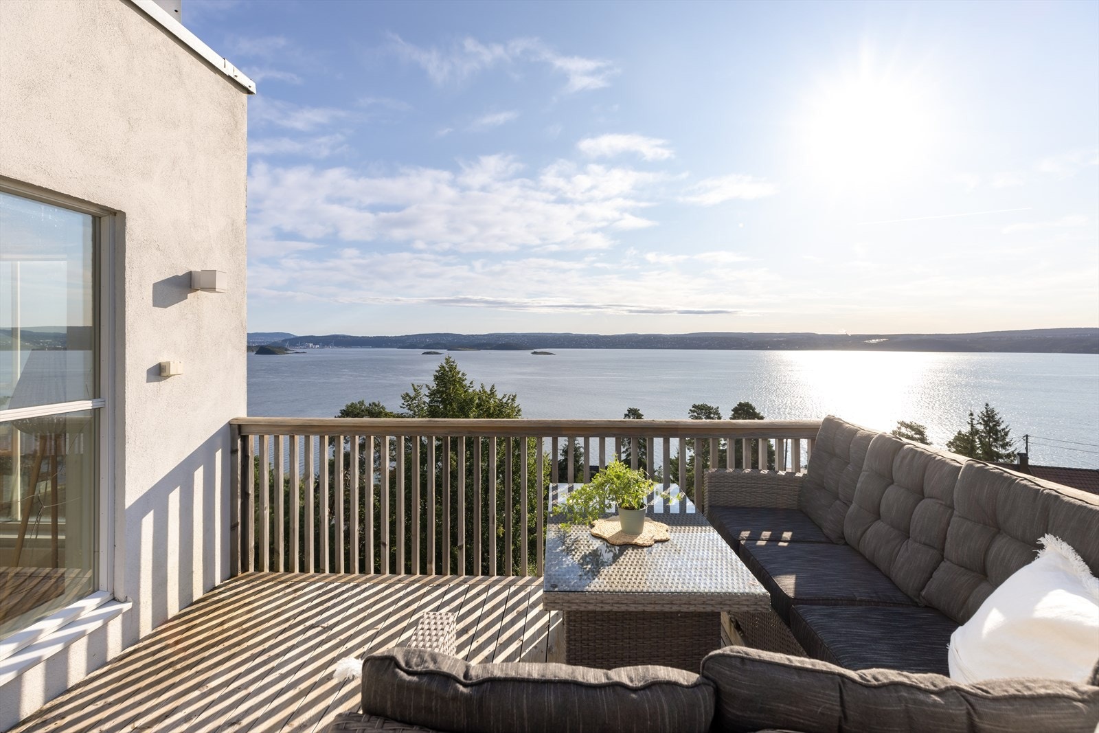 Herlig takterrasse med sydvendt orientering. I sommerhalvåret har man sol fra ca. 05:30 til 17:30. Galleribilde