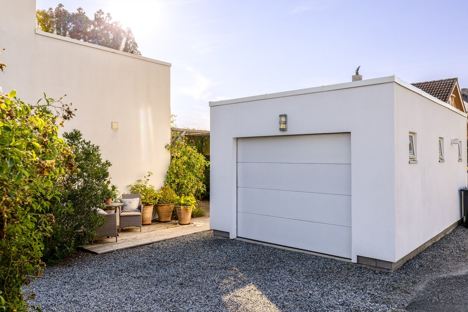 Romslig garasje med elektrisk portåpner med fjernkontroll. Legg merke til vinduene og belysningen på siden. Her er alt tenkt på. Galleribilde