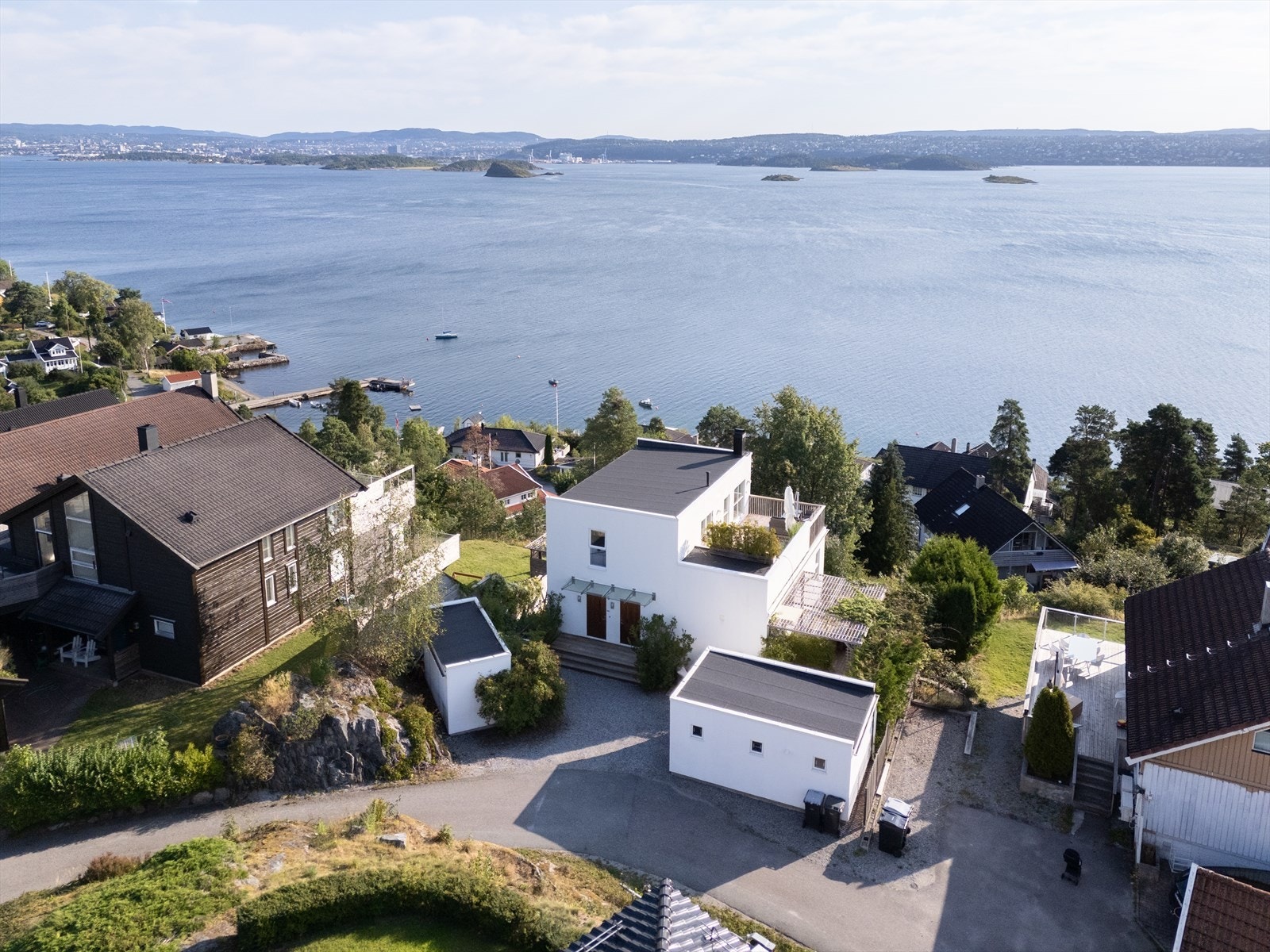 Stor og praktisk utebod - perfekt for oppbevaring av sportsutstyr, gressklipper m.m. Galleribilde