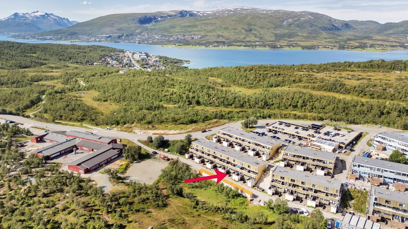 Gangavstand til UNN/UiT, lysløype, butikk, barnehage, skole, svømmehall, samt gode bussforbindelser. Galleribilde