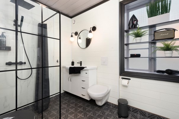 Bad, 1.etasje Belegg på gulv og våtromsplater på vegger. Gulvvarme. Utstyrt med servantskap, servant, dusjnisje, veggmontert wc. Galleribilde