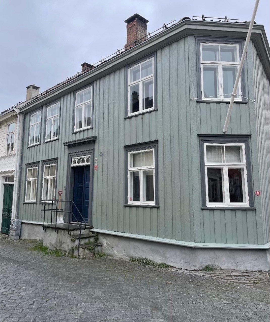 Eiendommen har en meget sentral, men skjermet beliggenhet i sentrum. Her bor man i en sjarmerende veit. Galleribilde