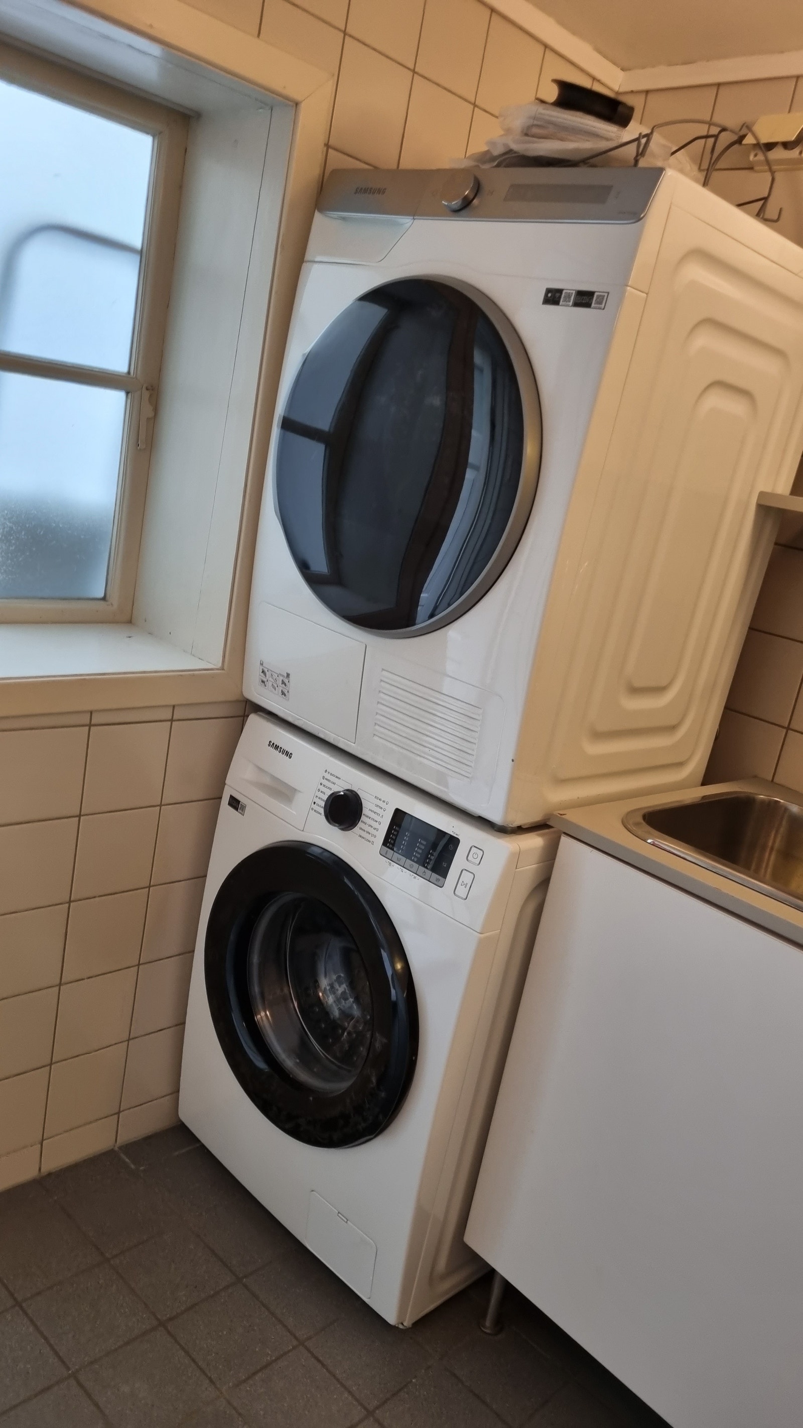 Felles bad/vaskerom i bakgård. Vaskemaskin og tørketrommel. Galleribilde