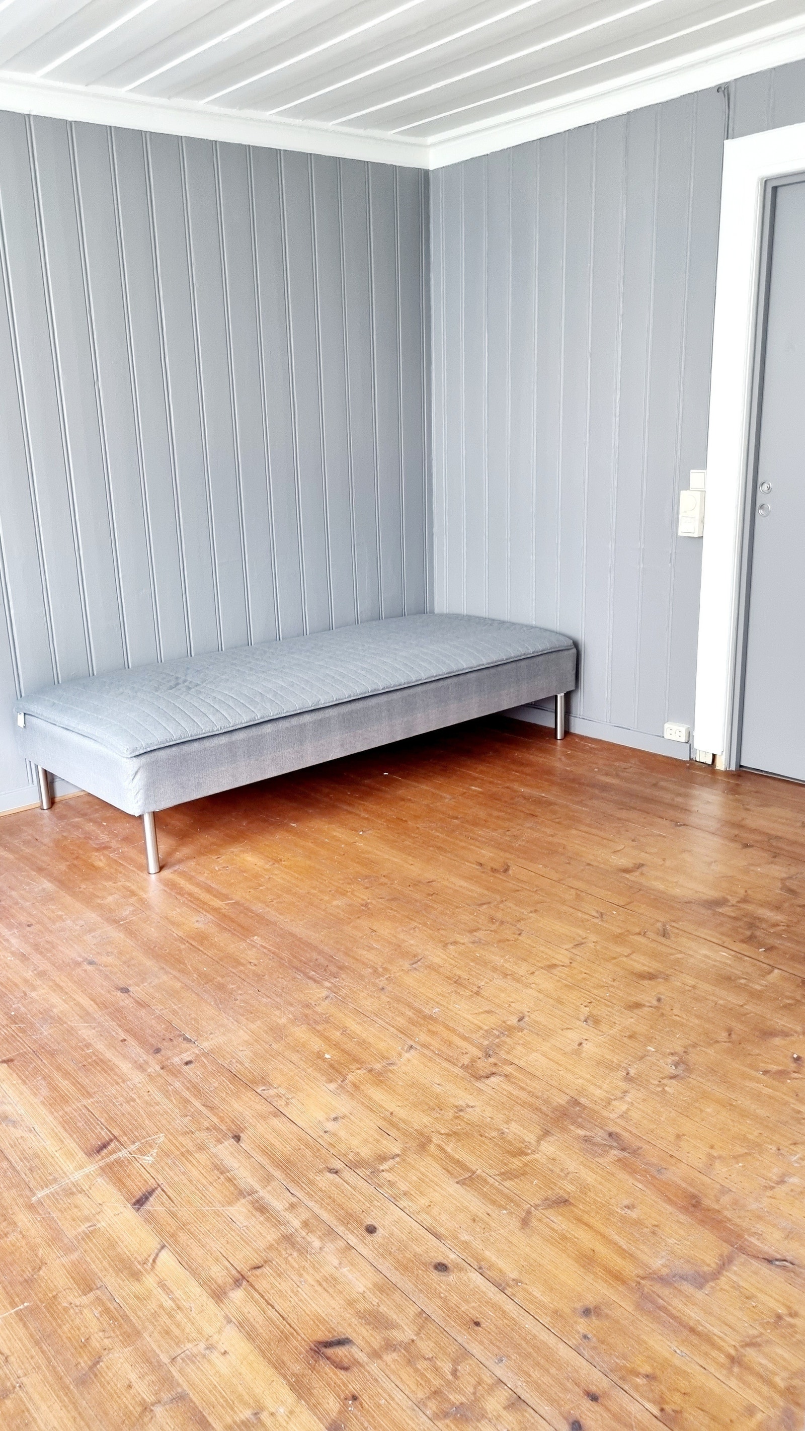 Hybel 1. Møblert med seng, skrivepult, stol og garderobeskap. Galleribilde