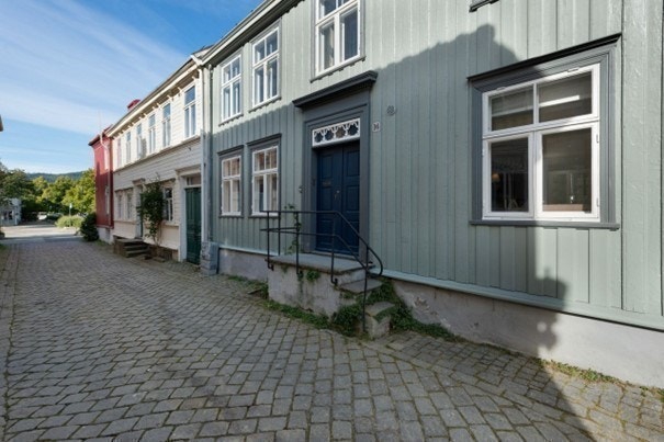 Sjarmerende bolig. Flere bad. Felles stor stue/kjøkken med sofagruppe. Felles loftstue med utgang til felles takterrasse. Galleribilde