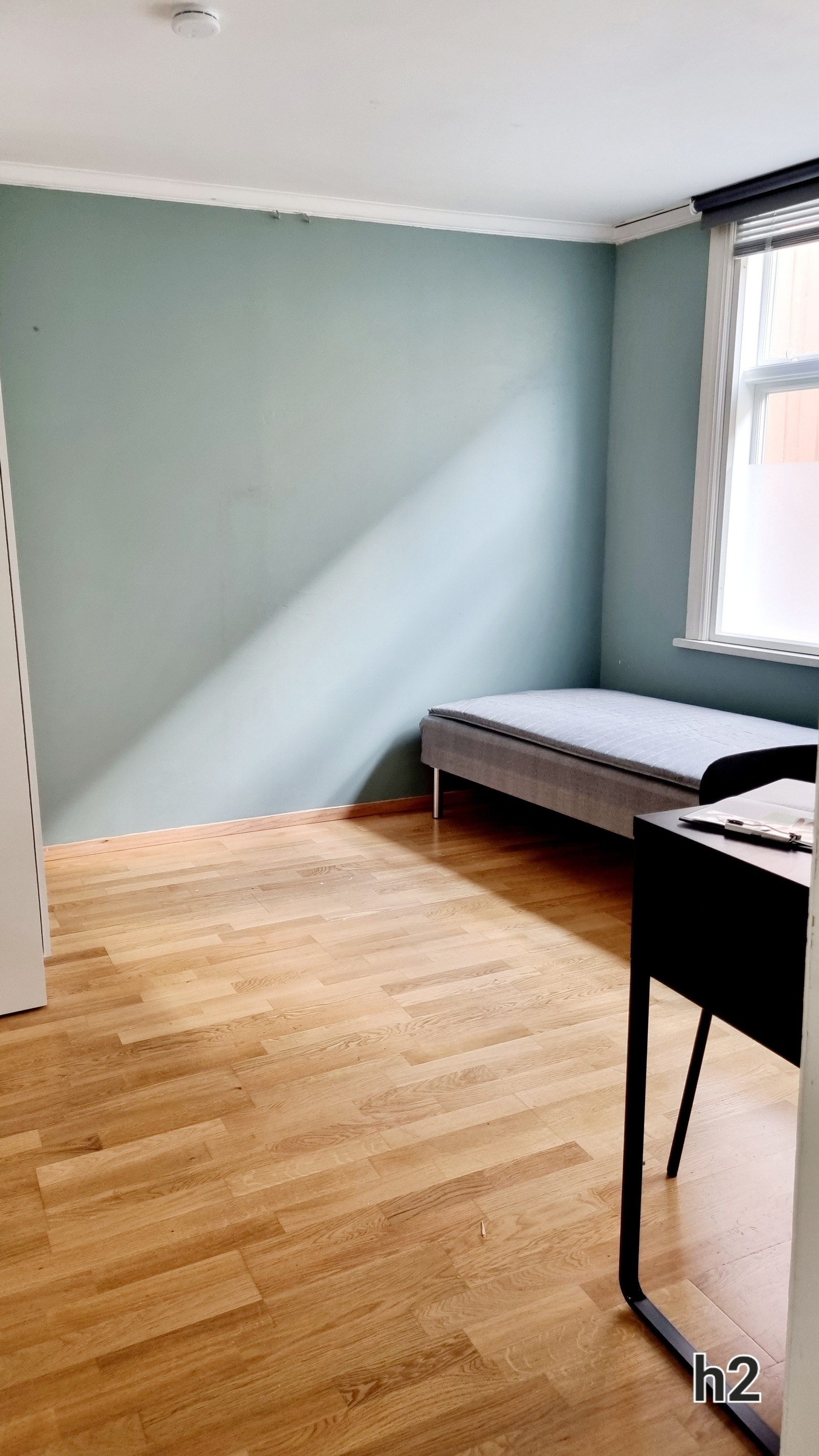 Hybel 2. Møblert med seng, skrivepult, stol og garderobeskap. Galleribilde