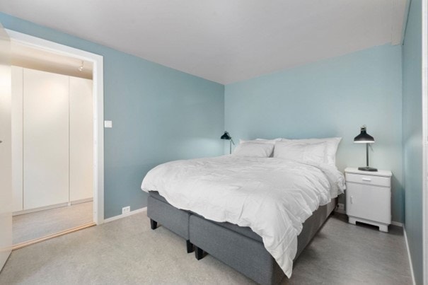 Hybel 7. Hybel har et garderoberom på ca. 5 kvm med flere garderobeskap. Se bilde. Disse møblene medfølger ikke. Det blir satt inn an annen seng, skrivepult og stol. Galleribilde