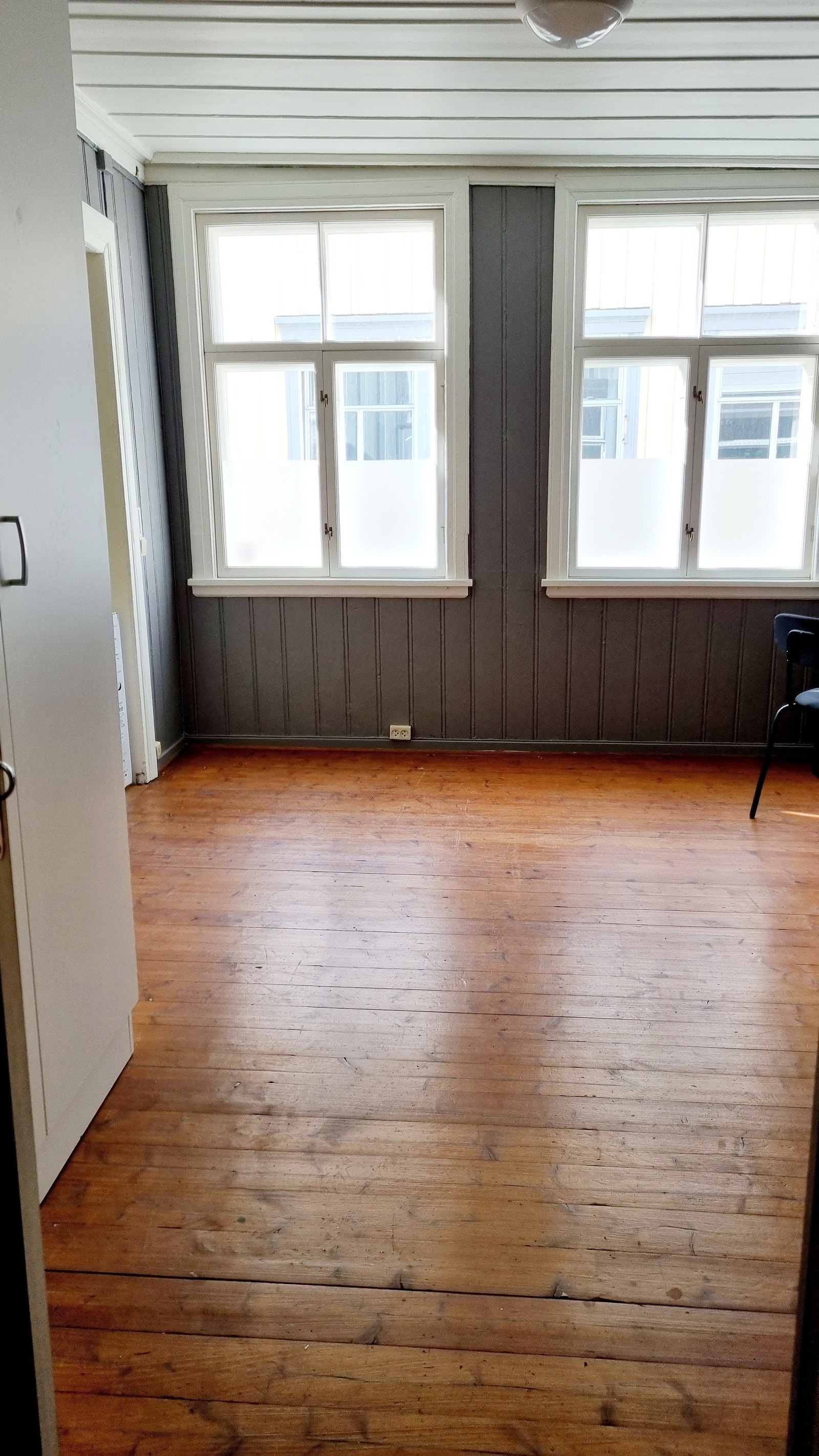 Hybel 1. Møblert med seng, skrivepult, stol og garderobeskap. Galleribilde