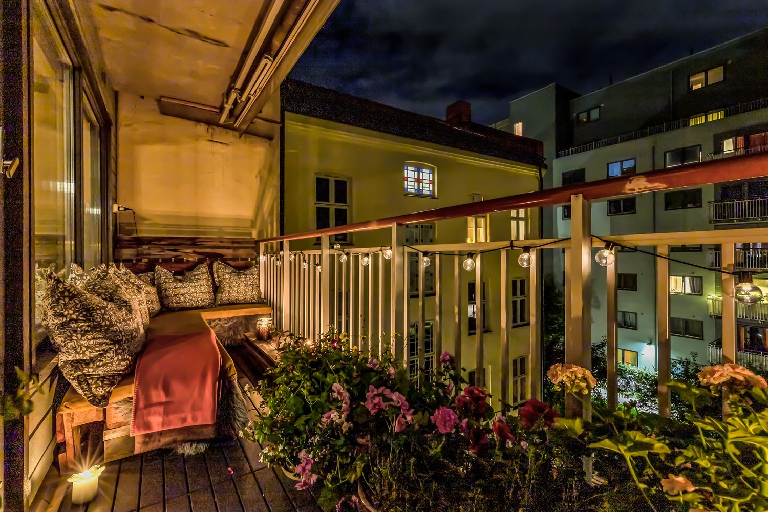 Koselig balkong som vender inn mot bakgård. Galleribilde