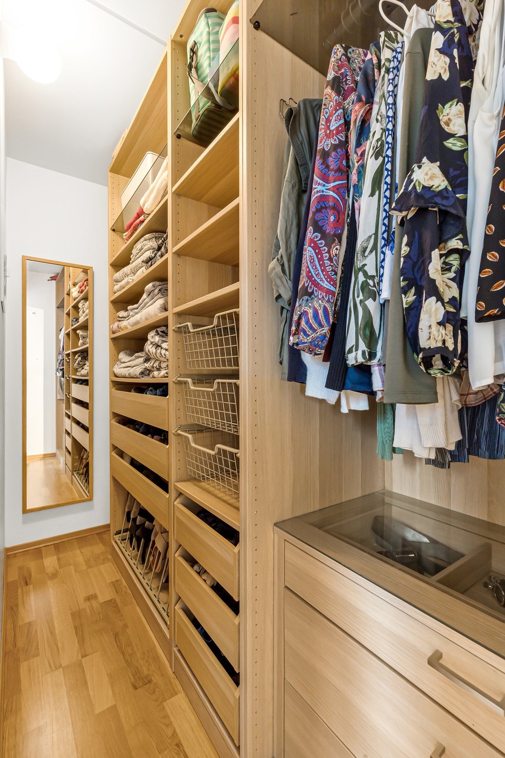 Walk- in closet Galleribilde