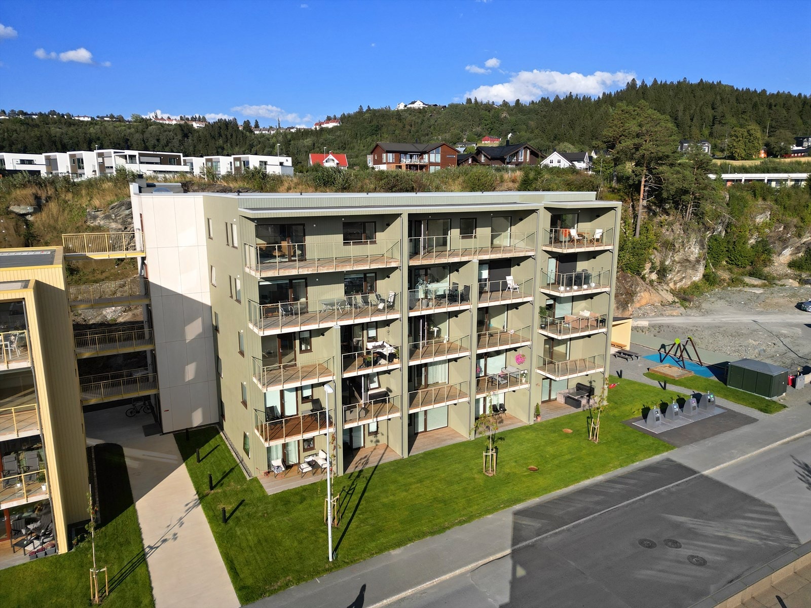 Det er fint fellesareal rett utenfor bygget. I tillegg finnes det flere flotte lekeplasser i nærområdet og kunstgressbane i Husbyåsen. Galleribilde