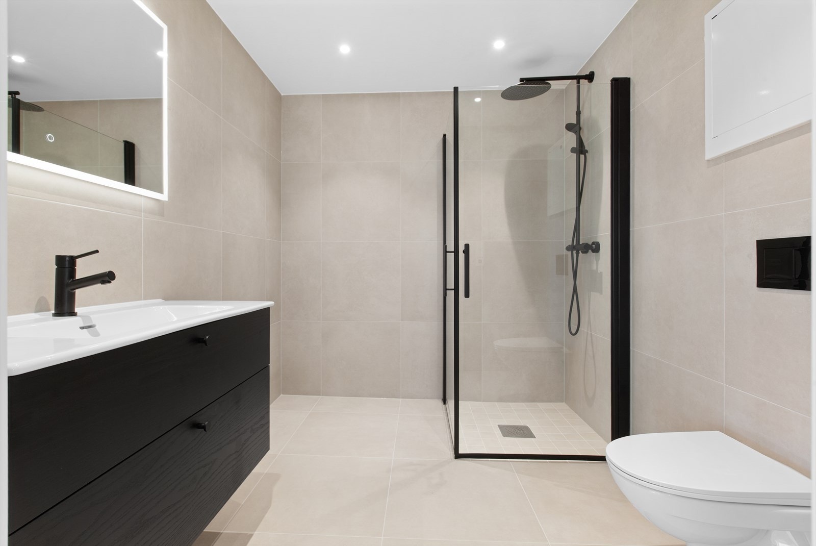 Pent flislagt bad med moderne innredning. Galleribilde